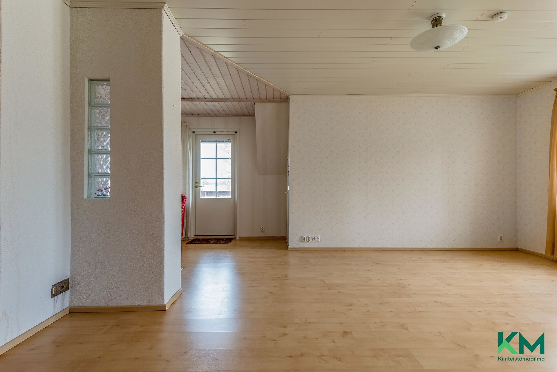 Yläkerran huone