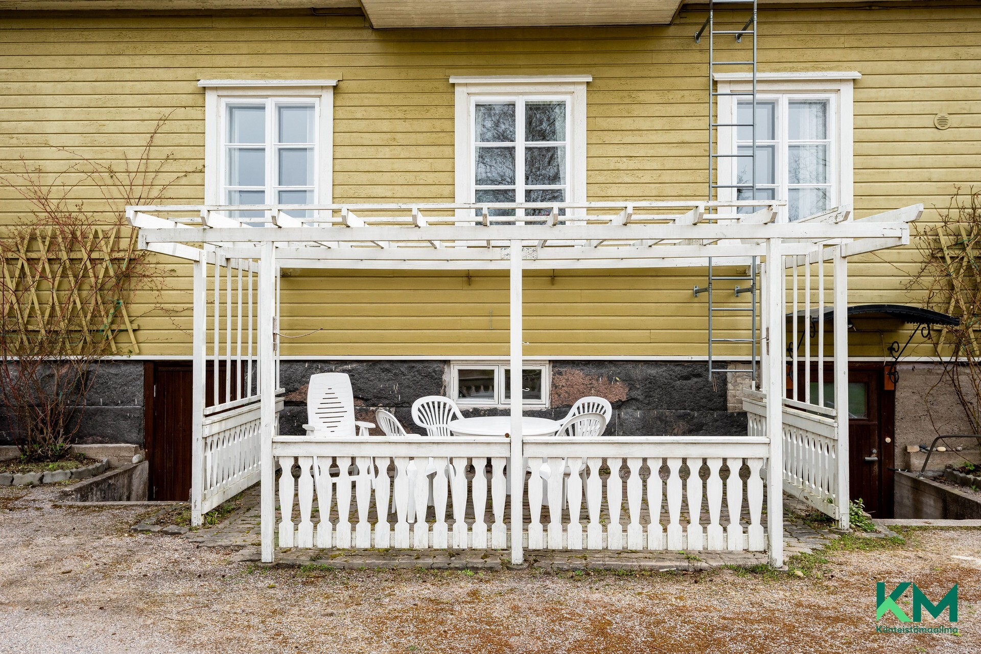 Pergola pihan puolella