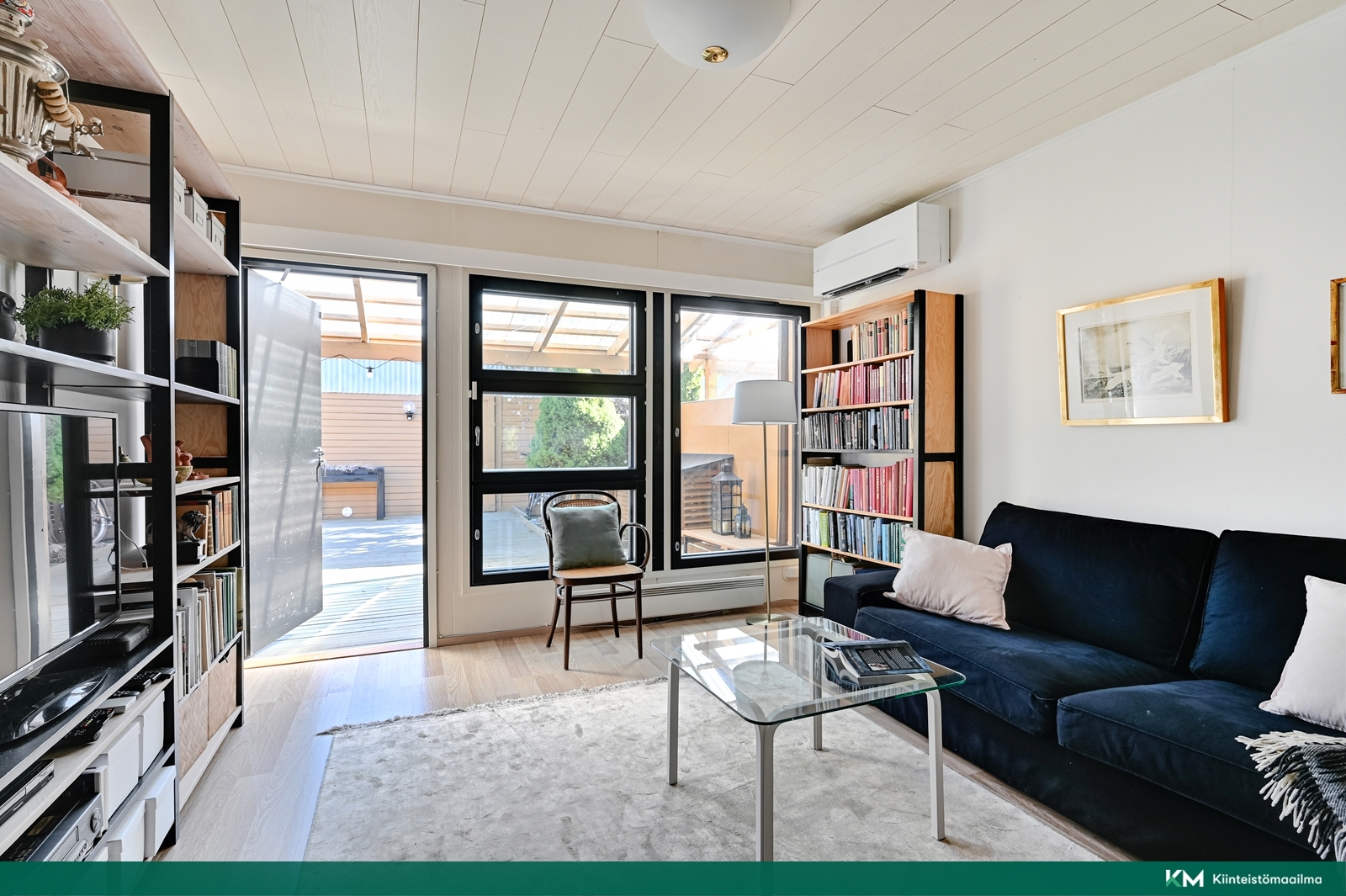 Olohuoneesta viihtyisä näkymä takapihalle