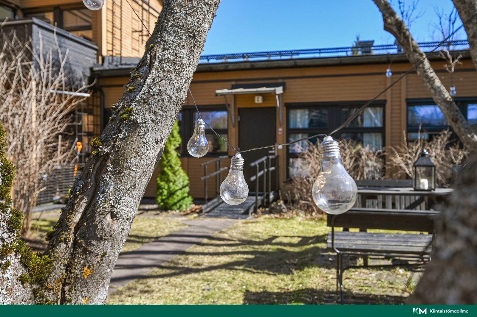 Yhteinen etupiha kutsuu viettämään aikaa.