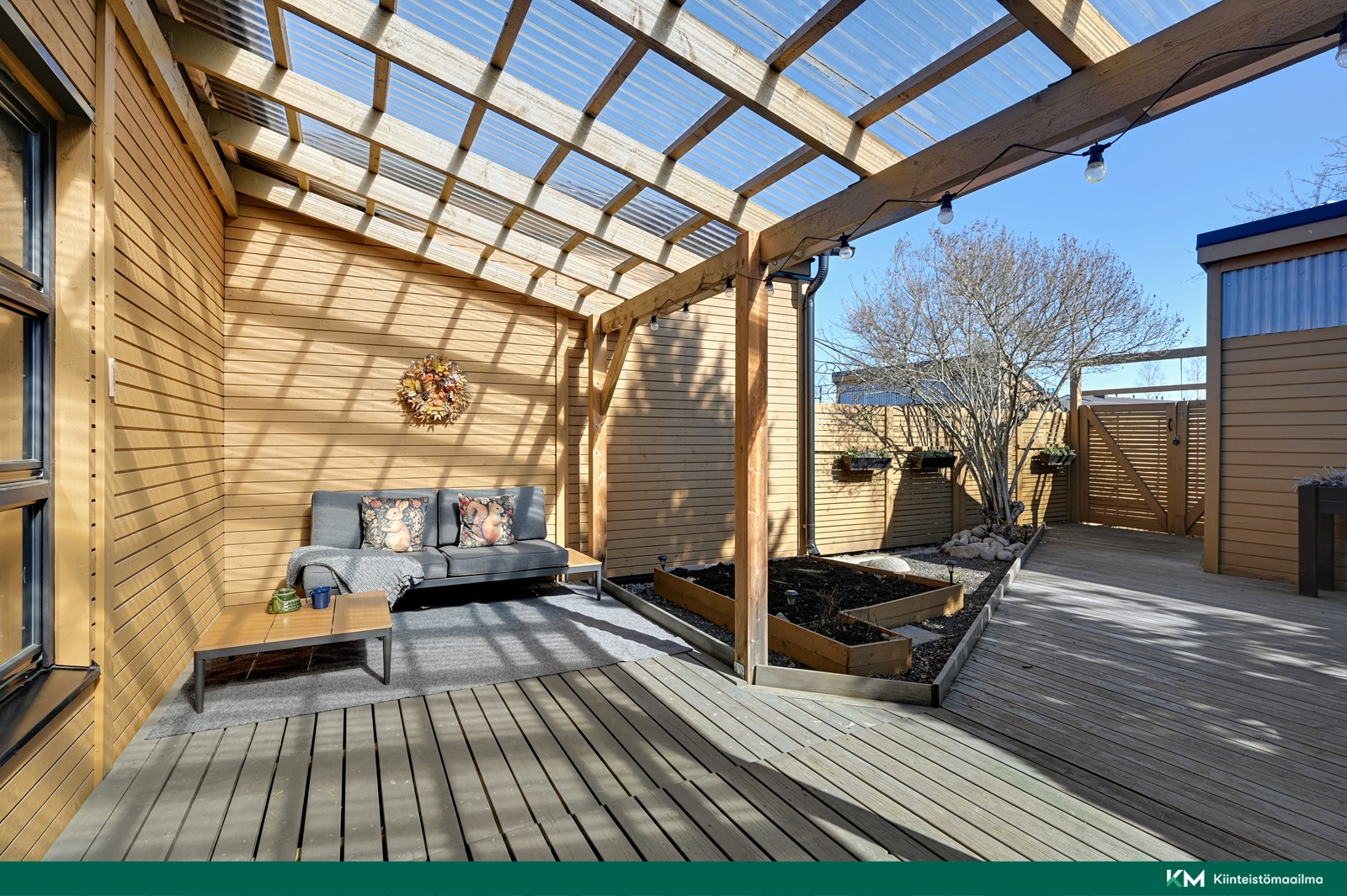 Tilava katettu terassi