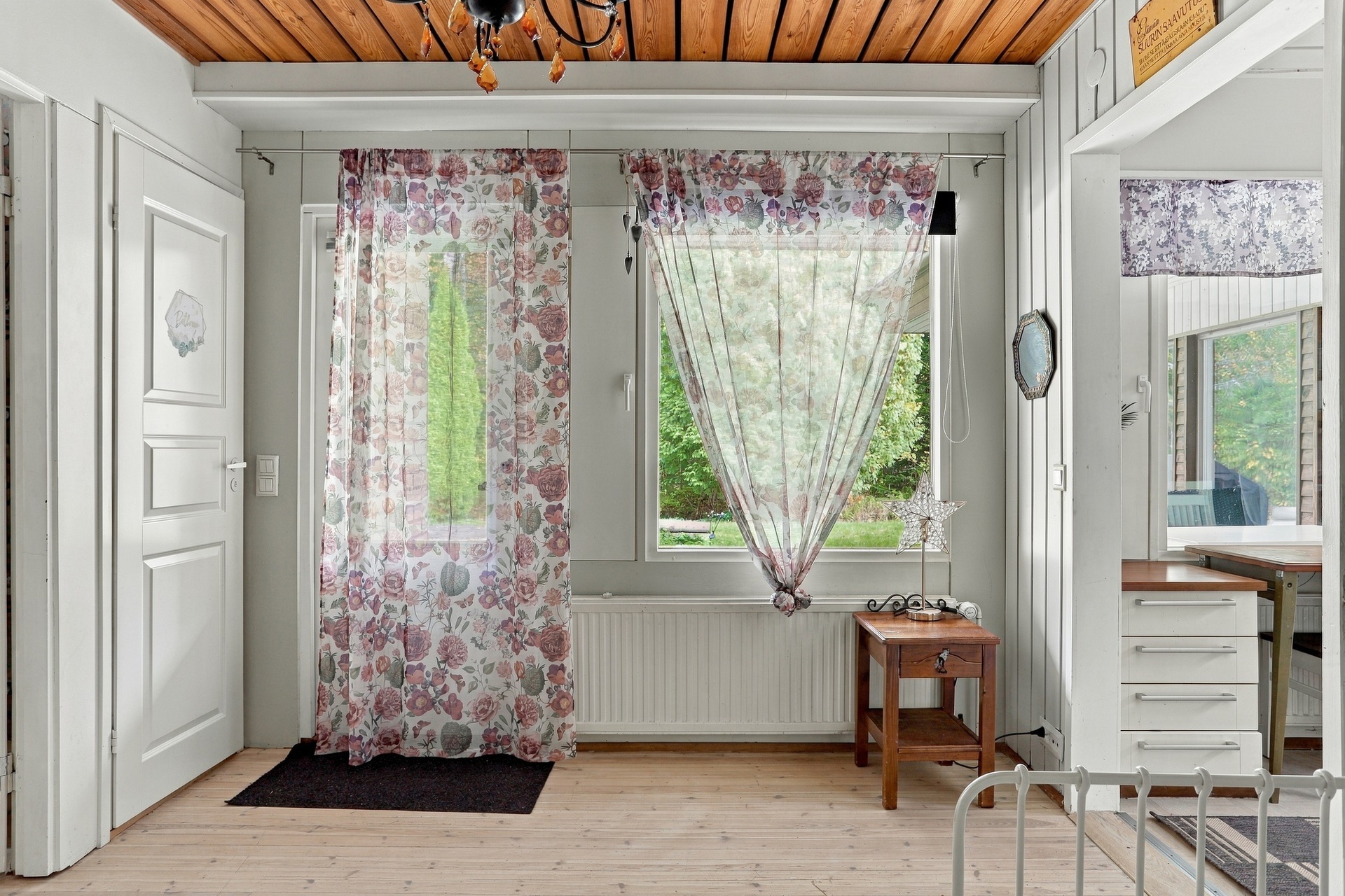 Takkahuoneesta käynti takapihalle