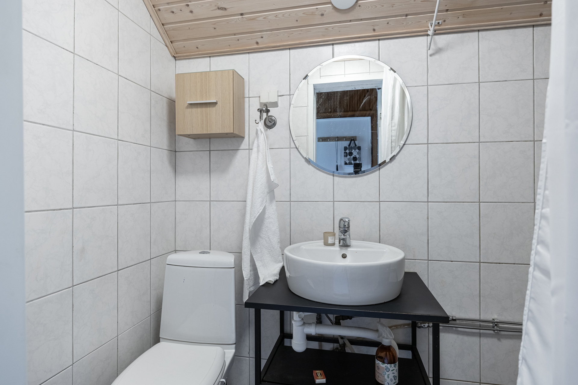 Yläkerran kylpyhuone