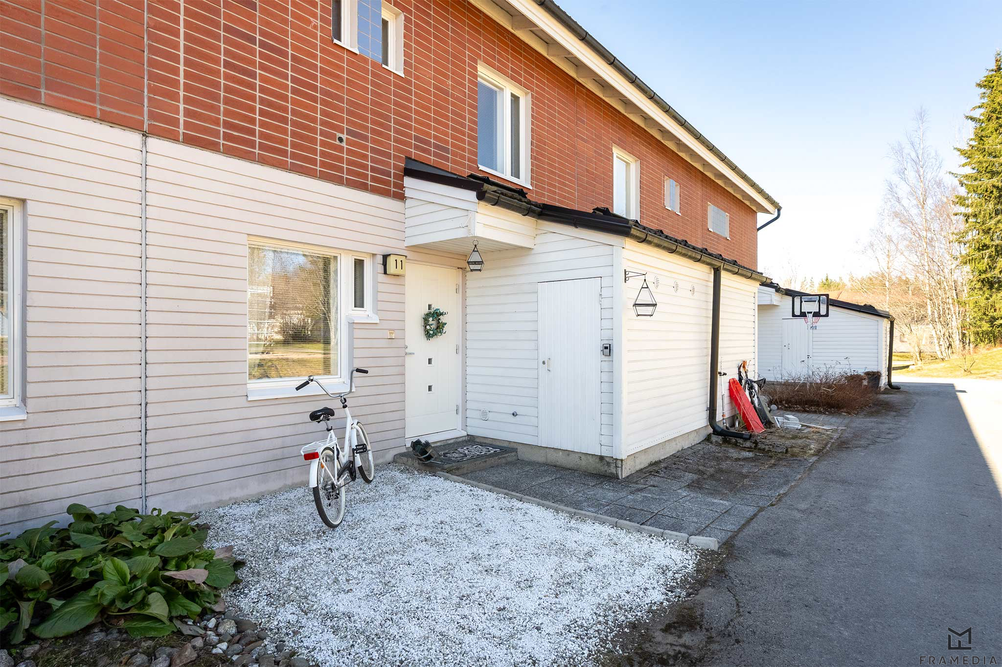 Helppohoitoinen etupiha j alämmin ulkovarasto