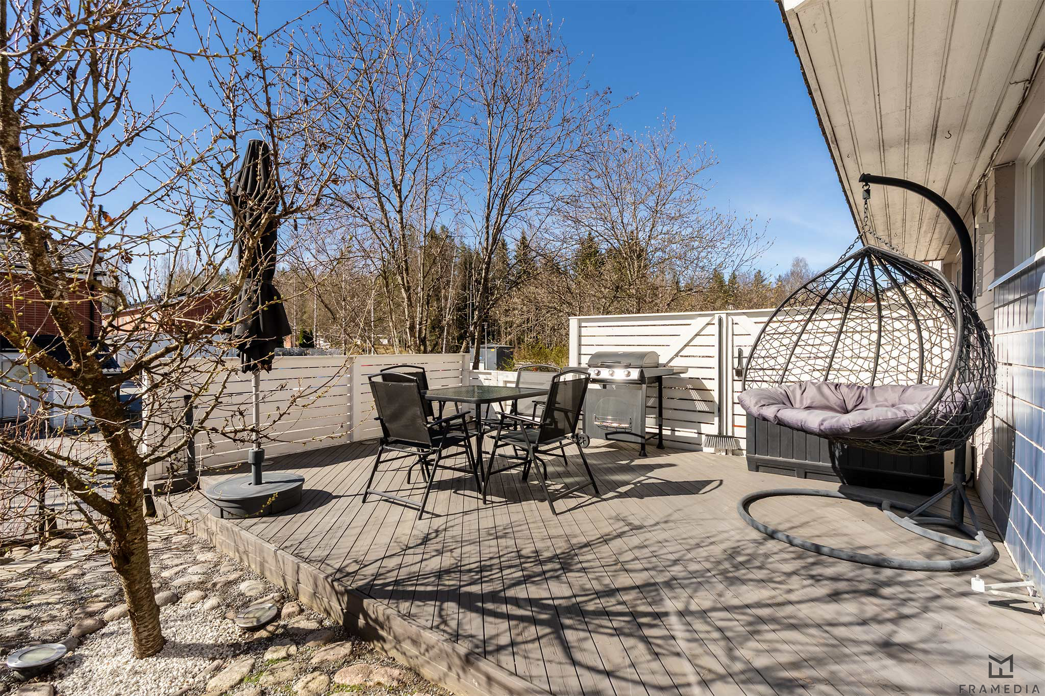 Aurinkoinen terassipiha etelän suuntaan