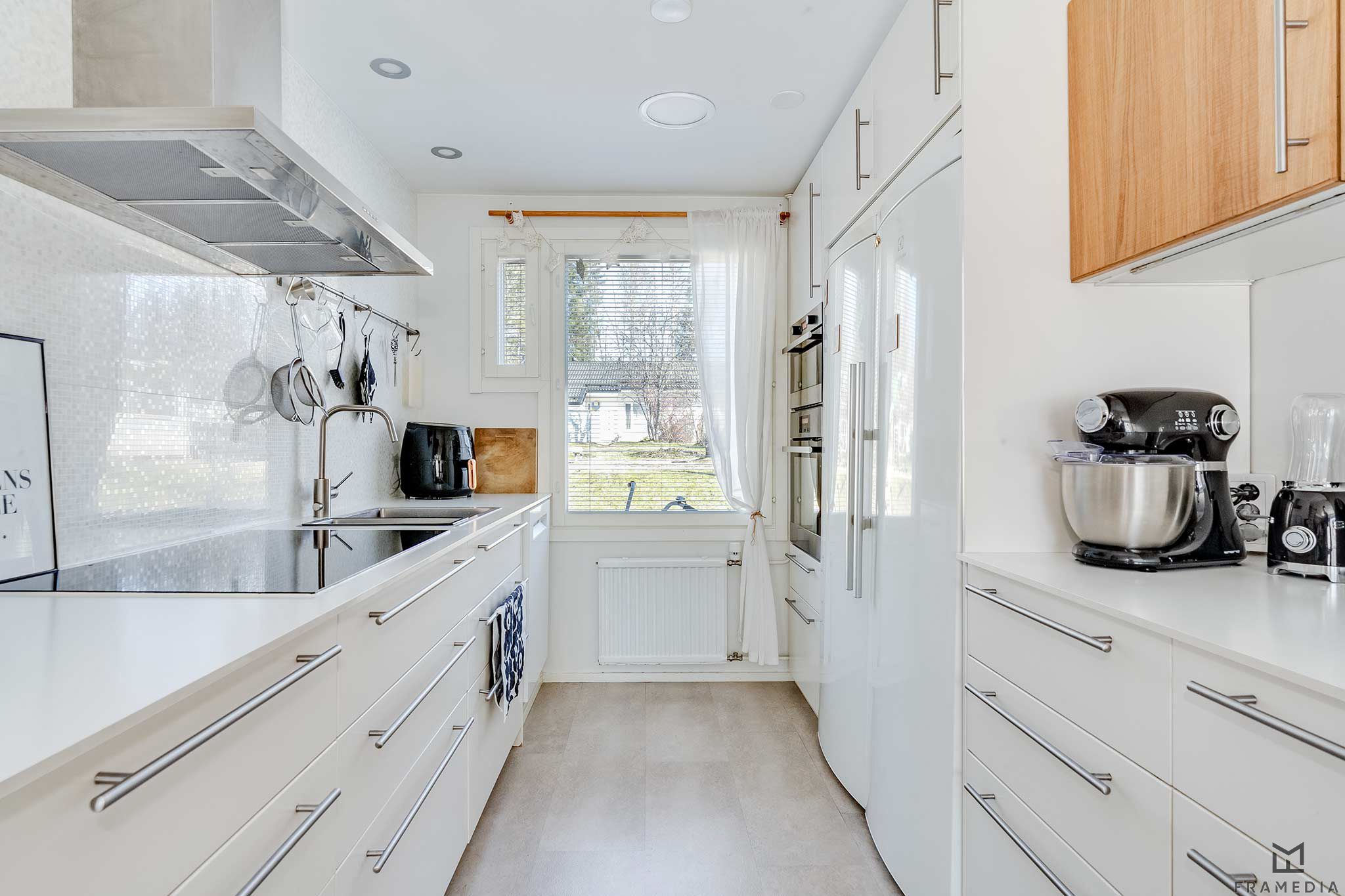 Vaalean raikas keittiö on remontoitu v. 2015