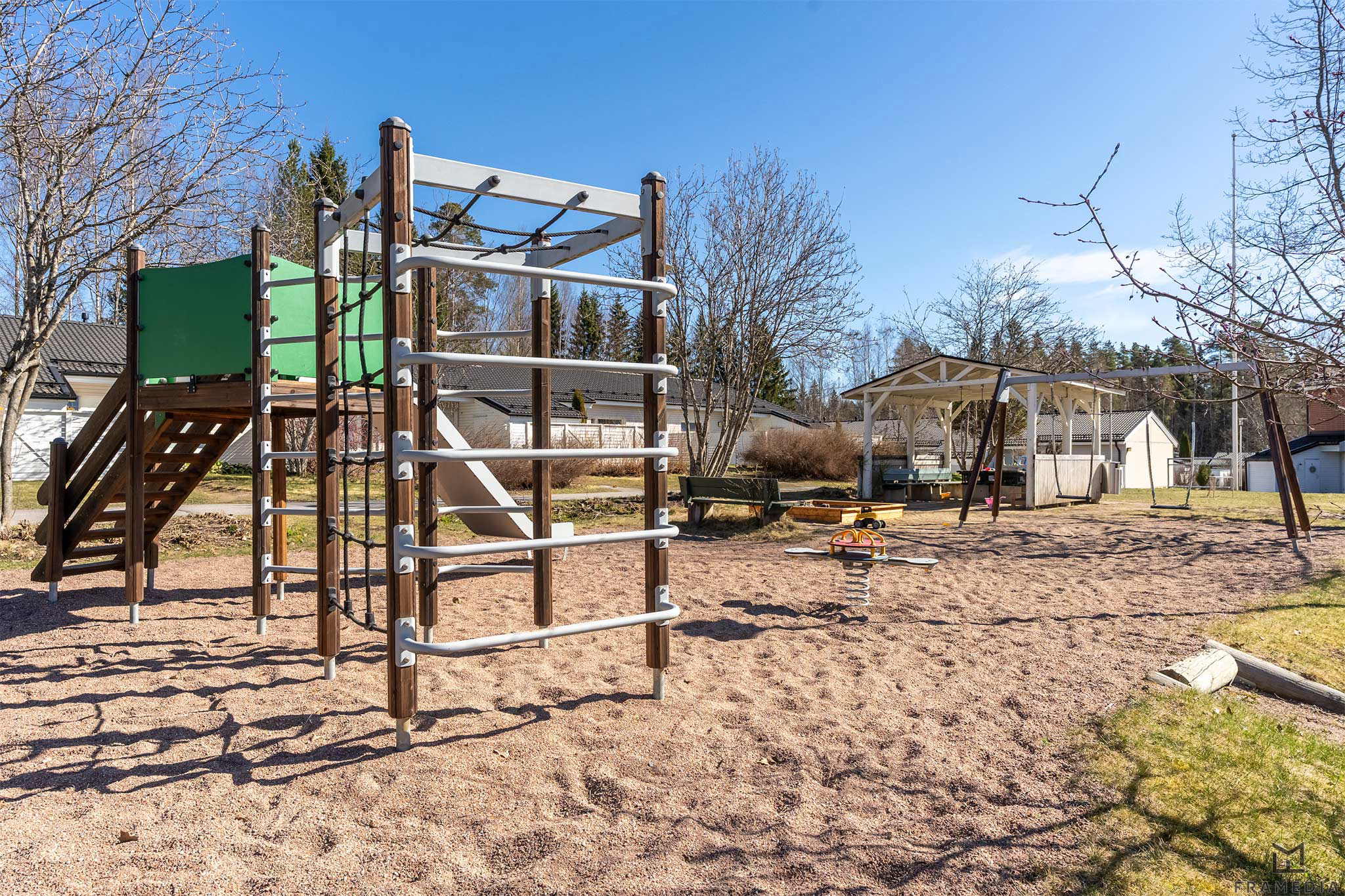 Taloyhtiön viihtyisä leikkipiha