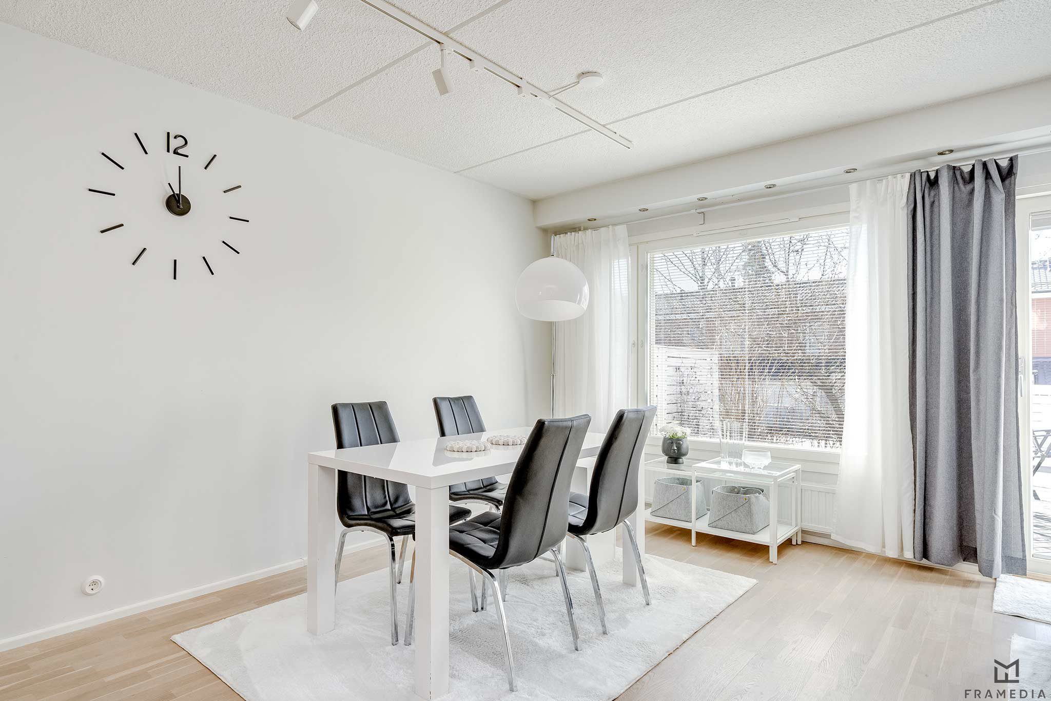 Ruokailutilaan mahtuu hyvin kunnon kokoinen ruokapöytä