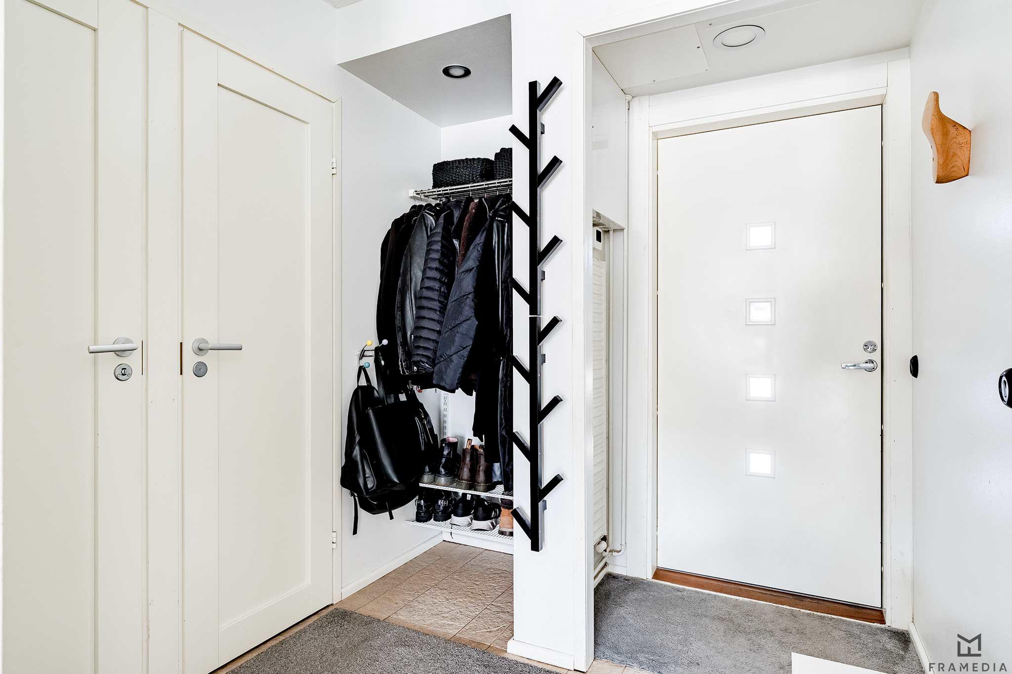 Eteisessä on hyvin säilytystilaa. Vasemmalla on vaatehuone.