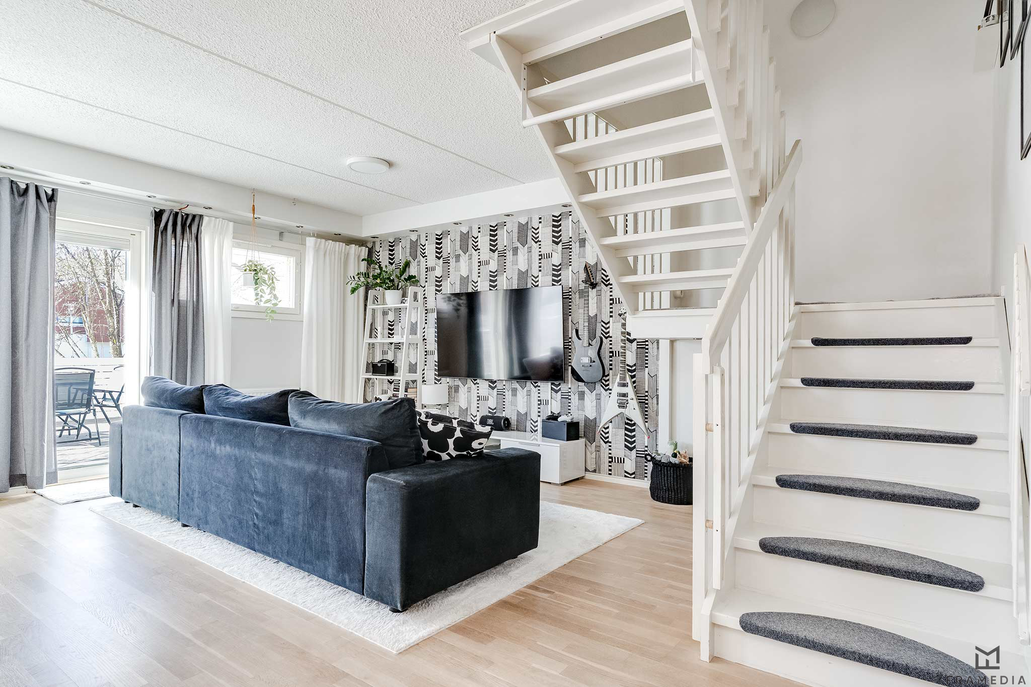 Olohuoneesta on käynti terassille.