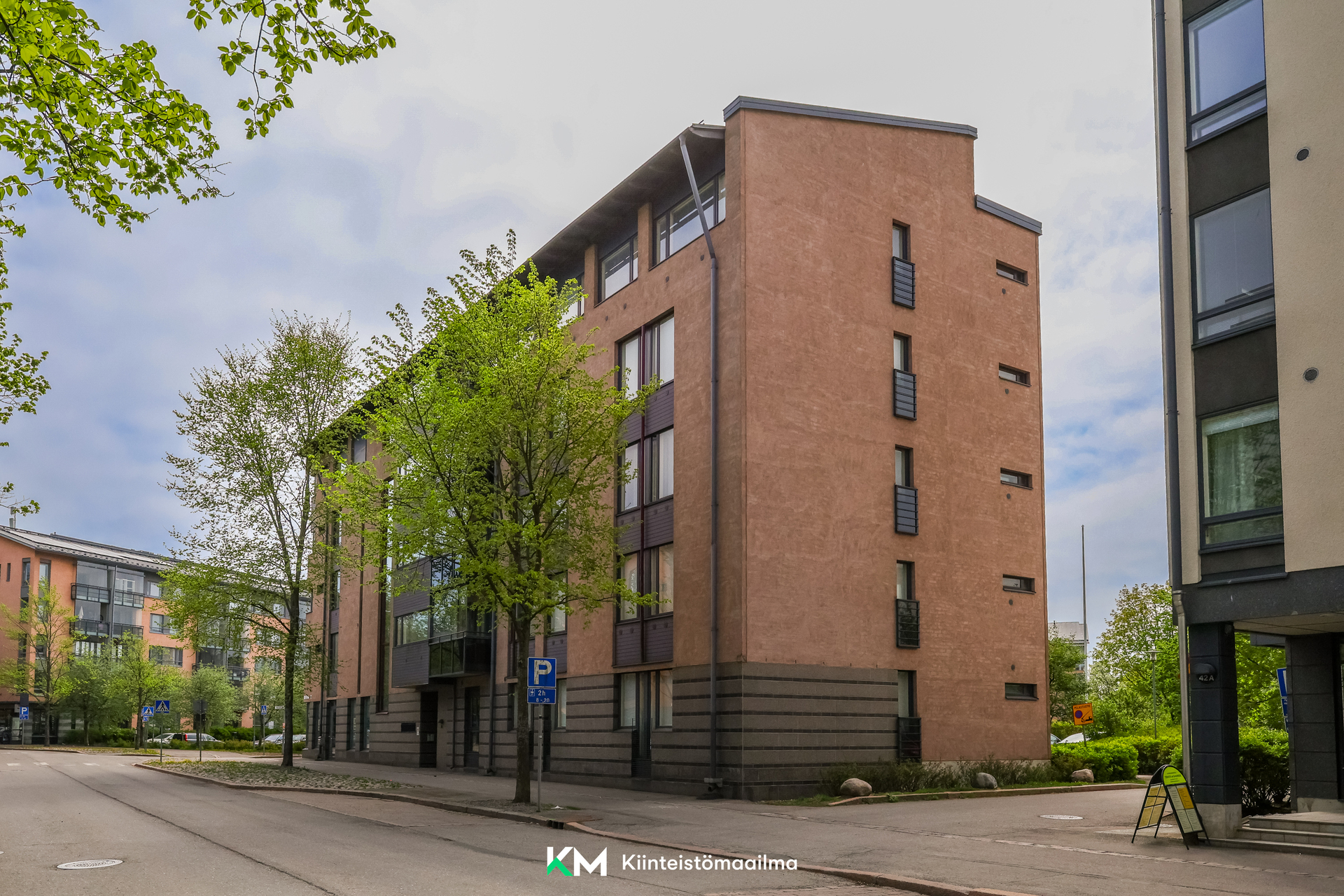 Julkisivu kadun puolelta