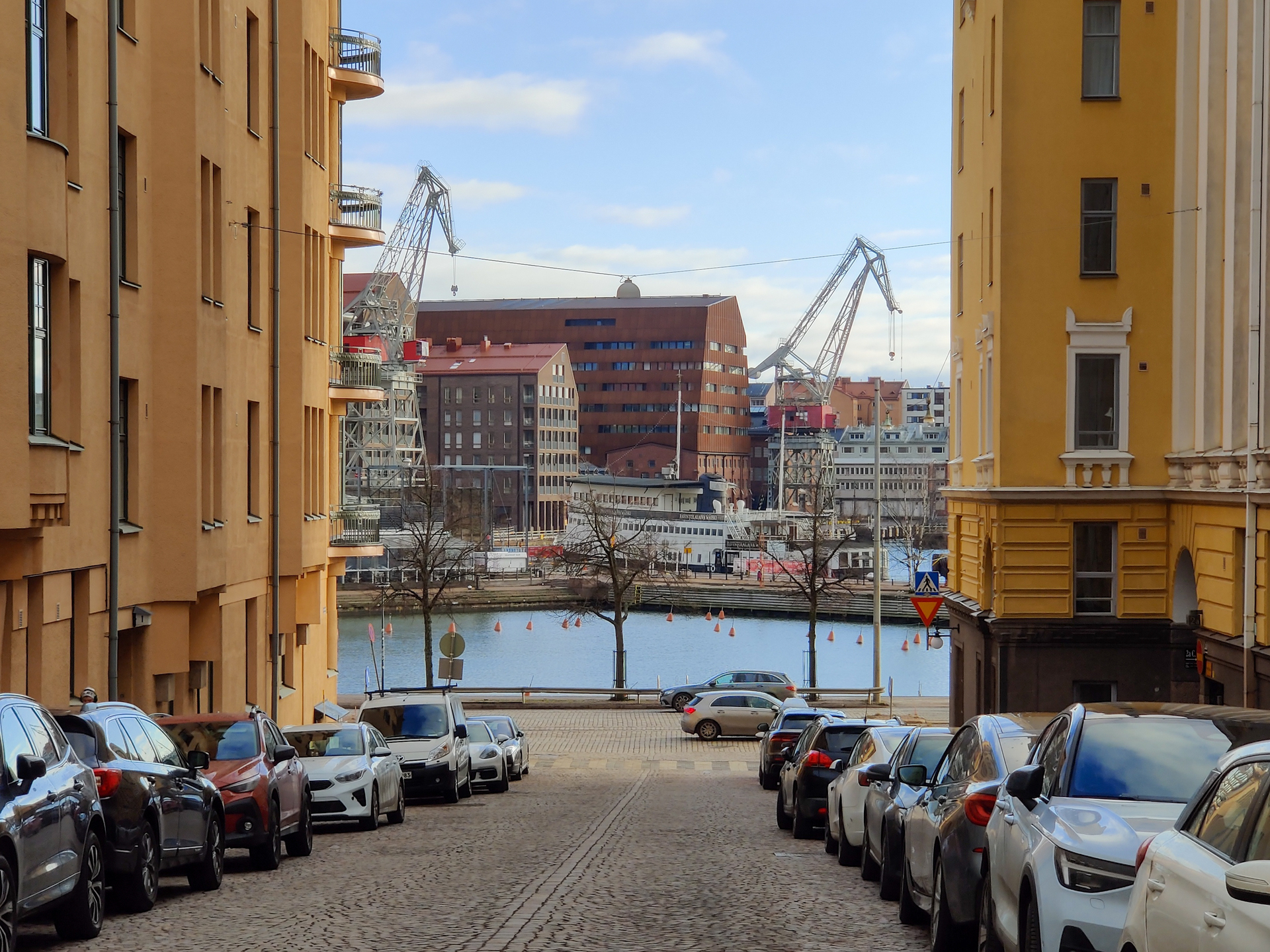 Köydenpunojankatu 2b, Helsinki