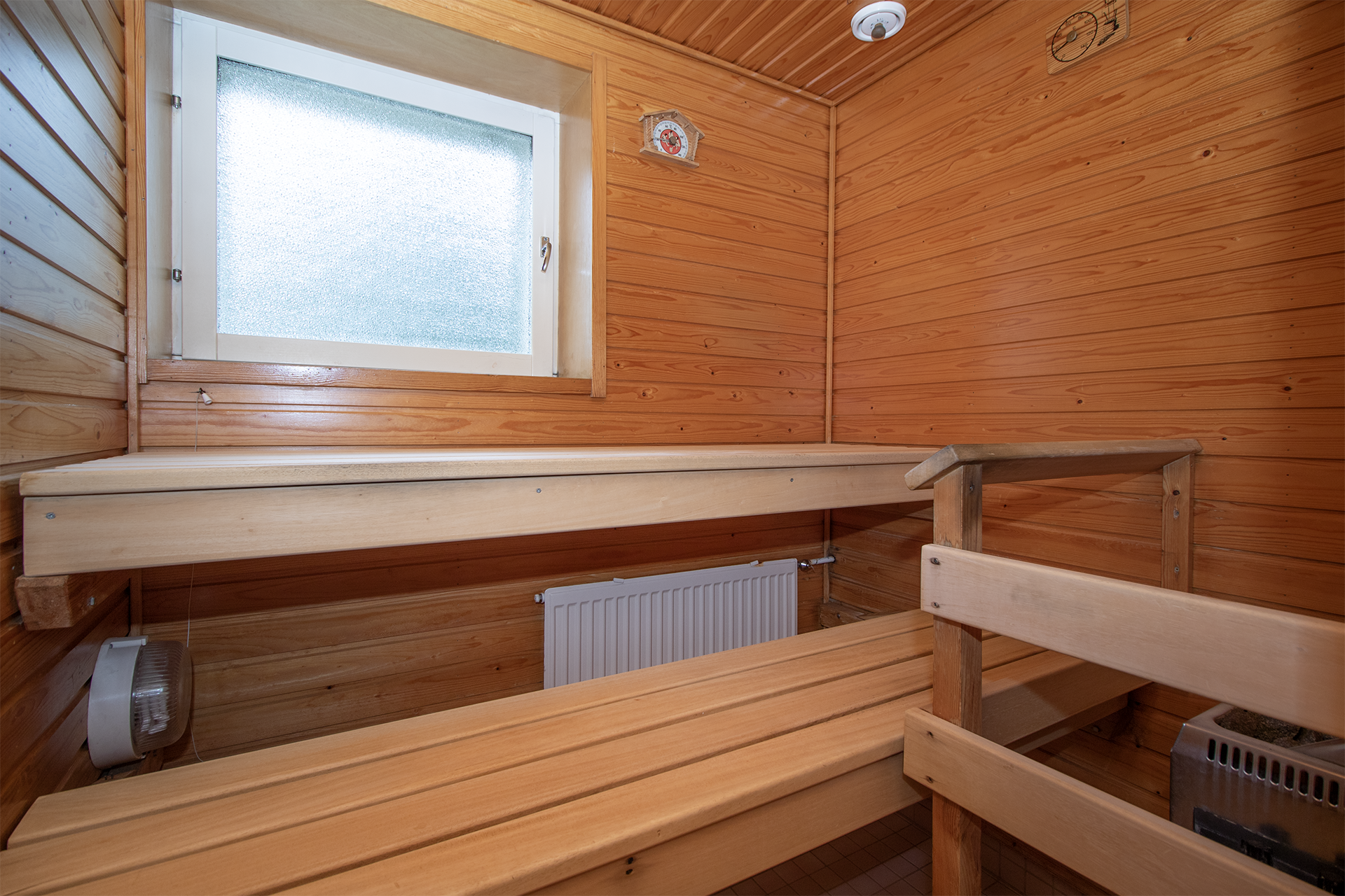 Oma ikkunallinen sauna.