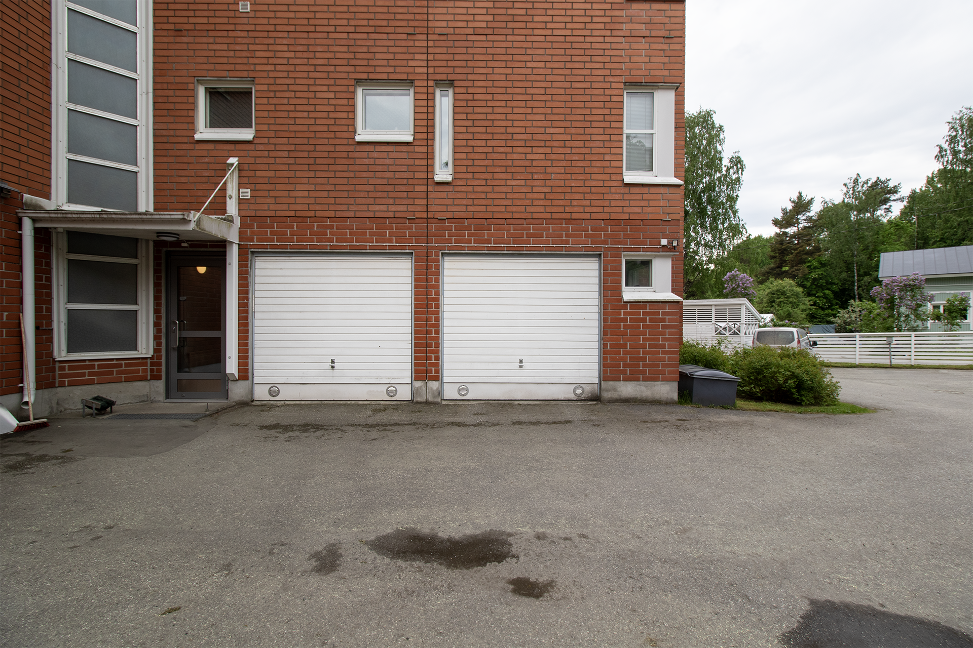 Oikean puoleinen autotalli myynnissä erillisellä osakkeella.