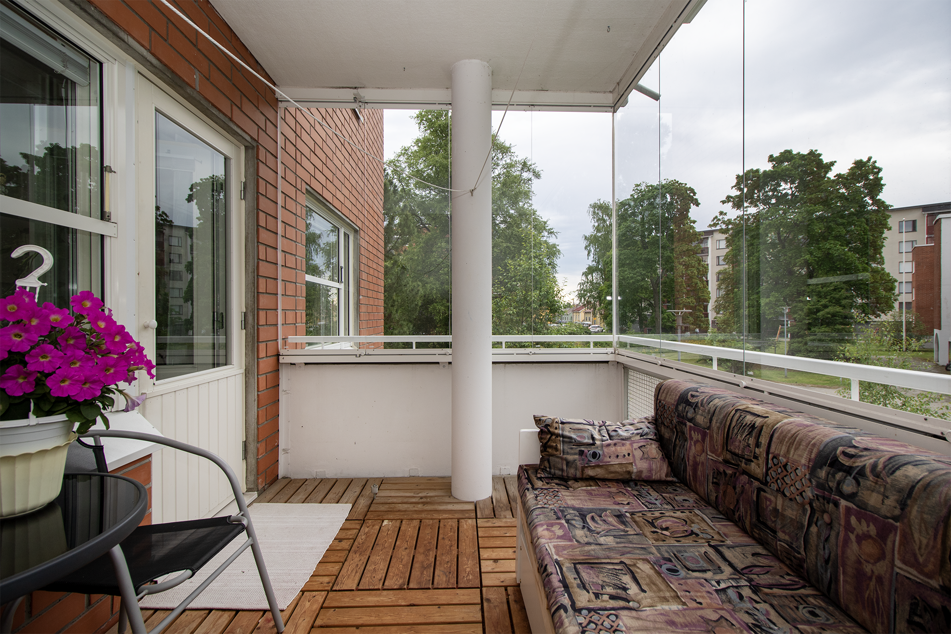 Iso lasitettu parveke.