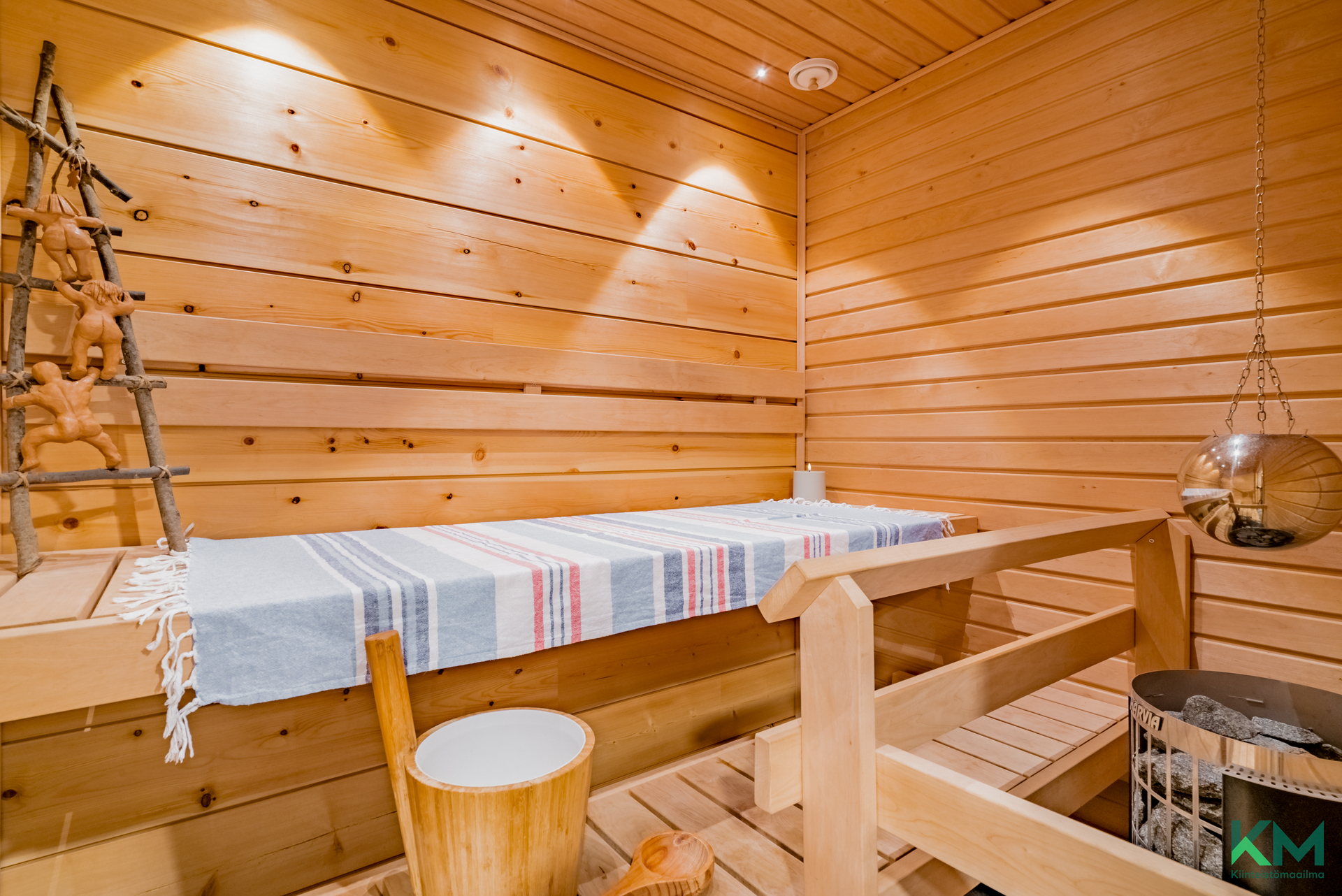 Sauna tunnelmavalaistuksella