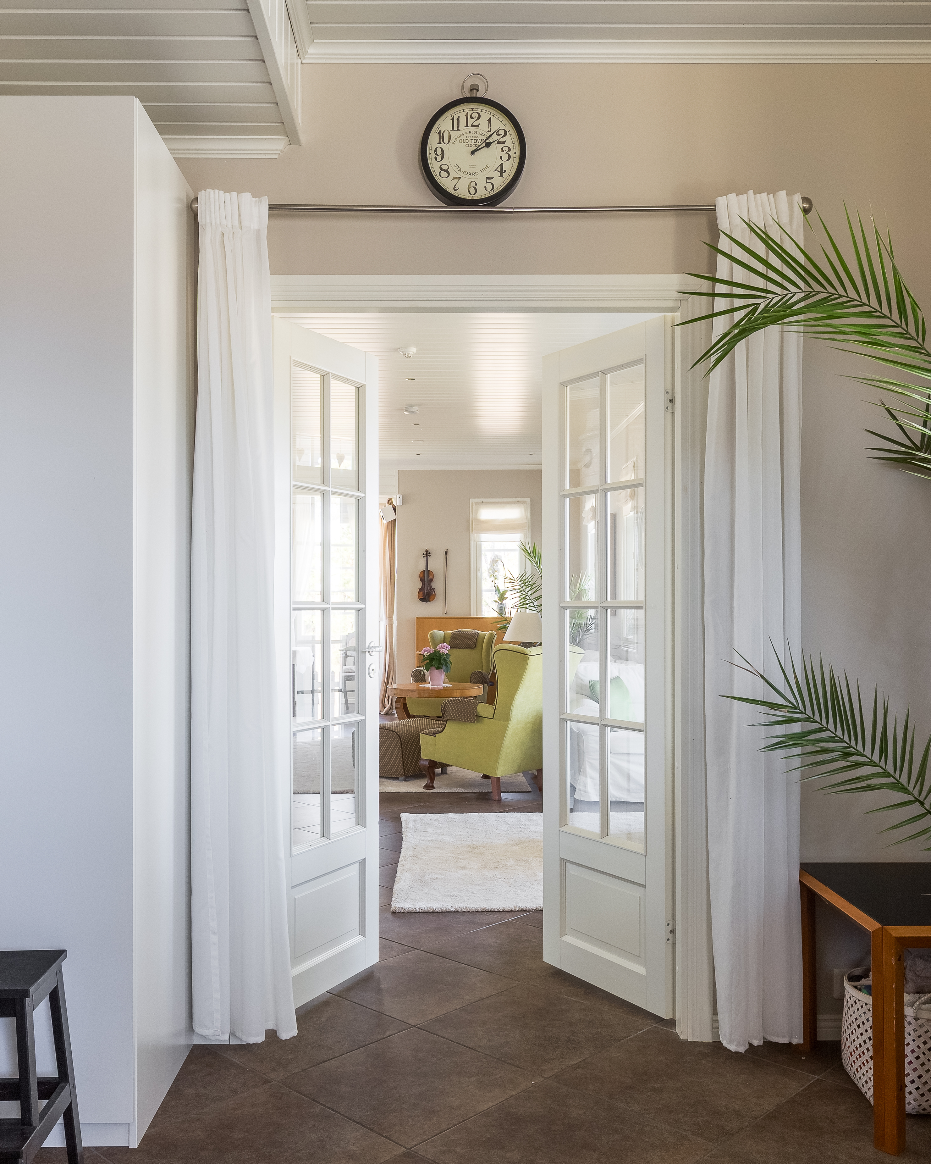 Näkymä kirjastosta olohuoneeseen