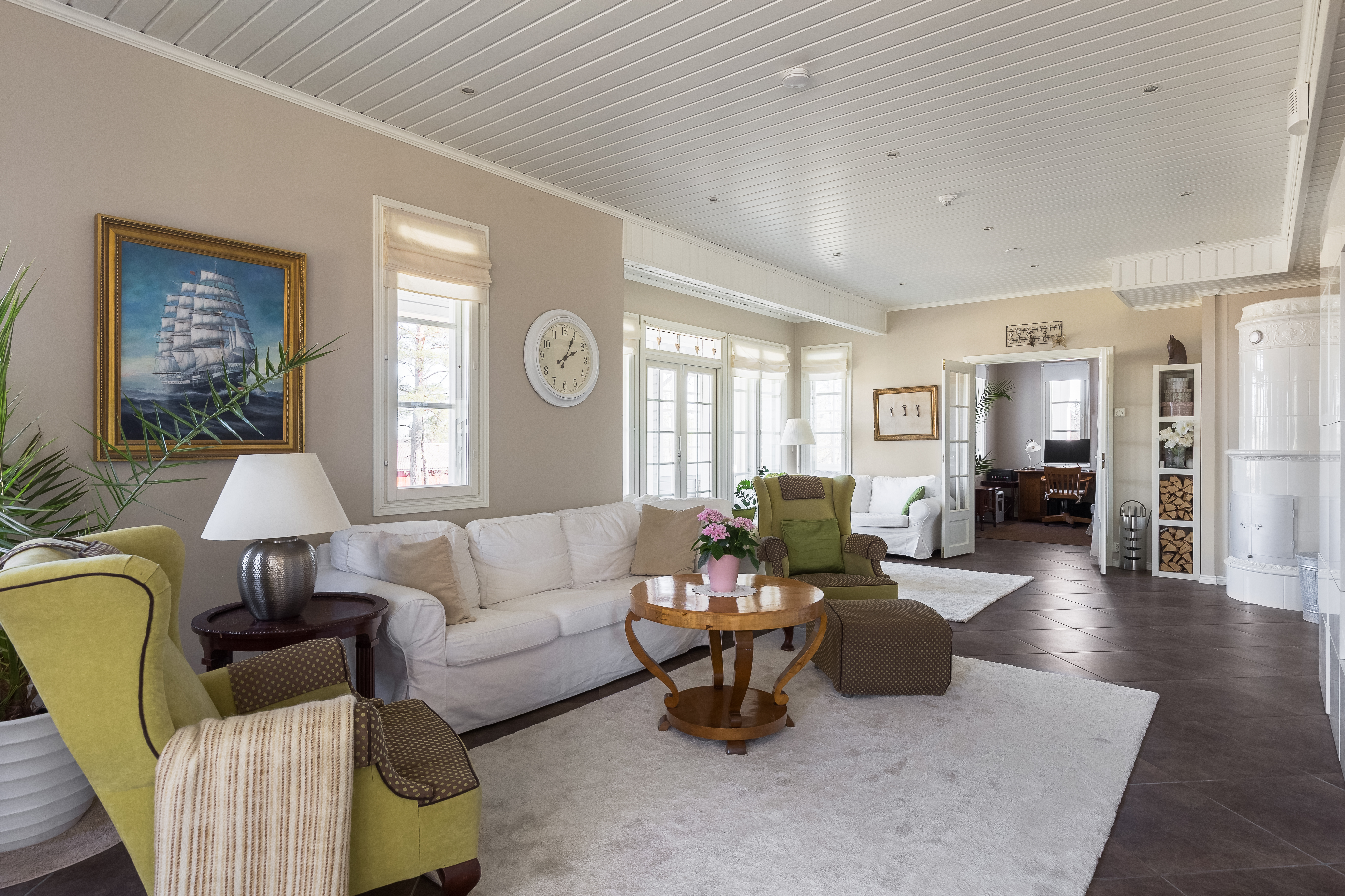 Olohuone, näkymä ruokailutilan suunnasta