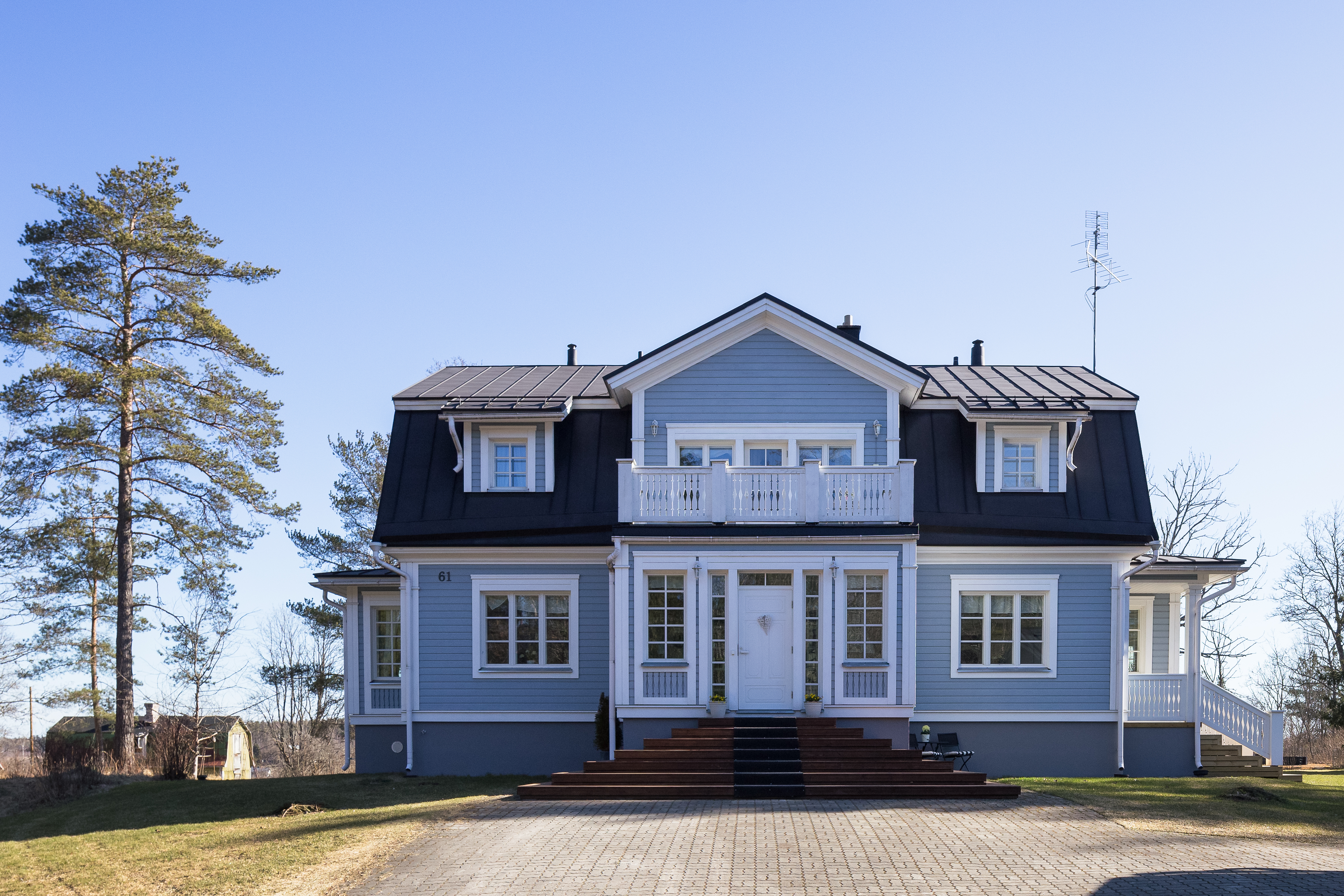 Julkisivu Kotimäentien suuntaan