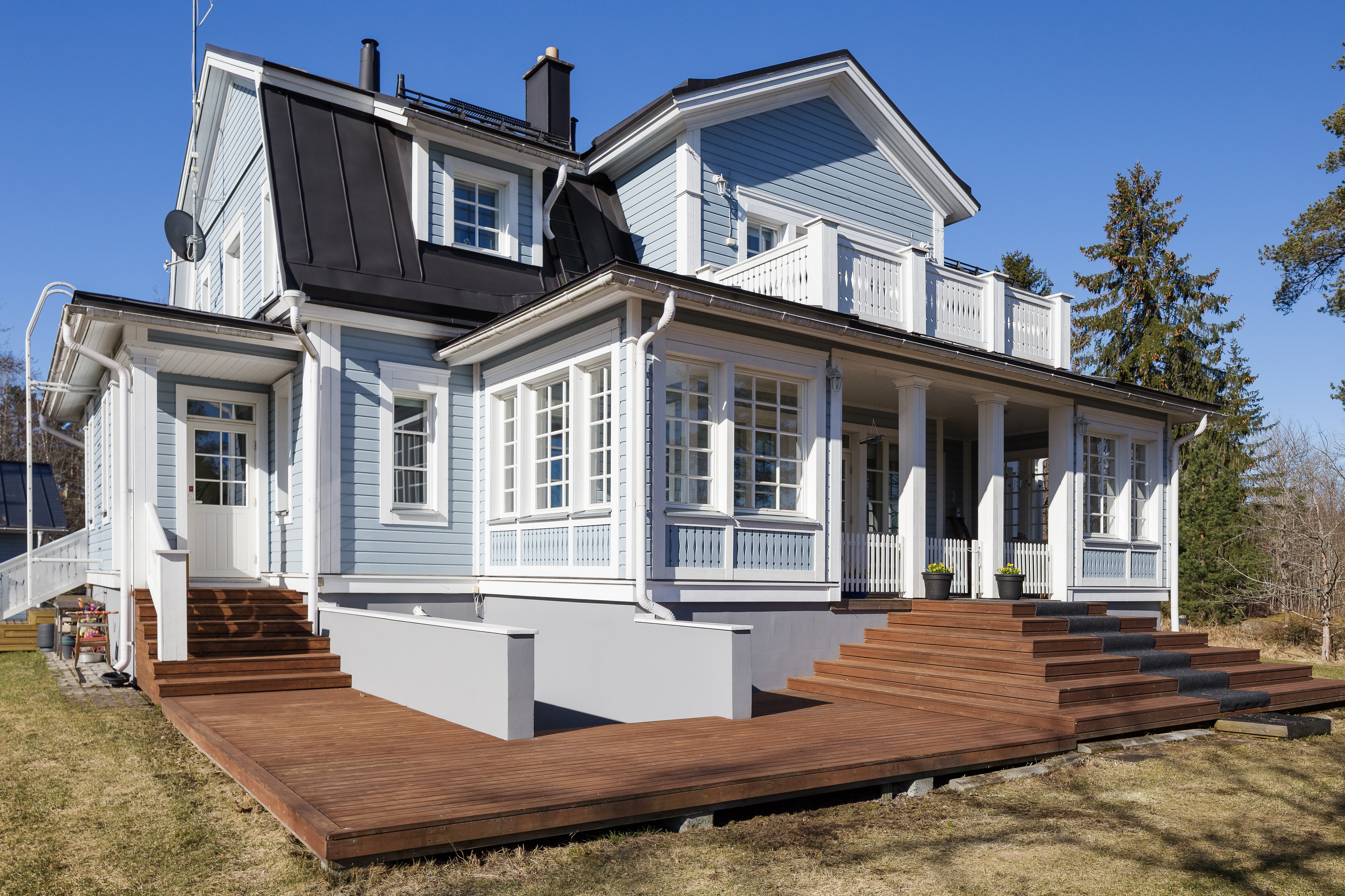 Kolme sisäänkäyntiä, vierashuoneeseen, kellariin ja olohuoneeseen