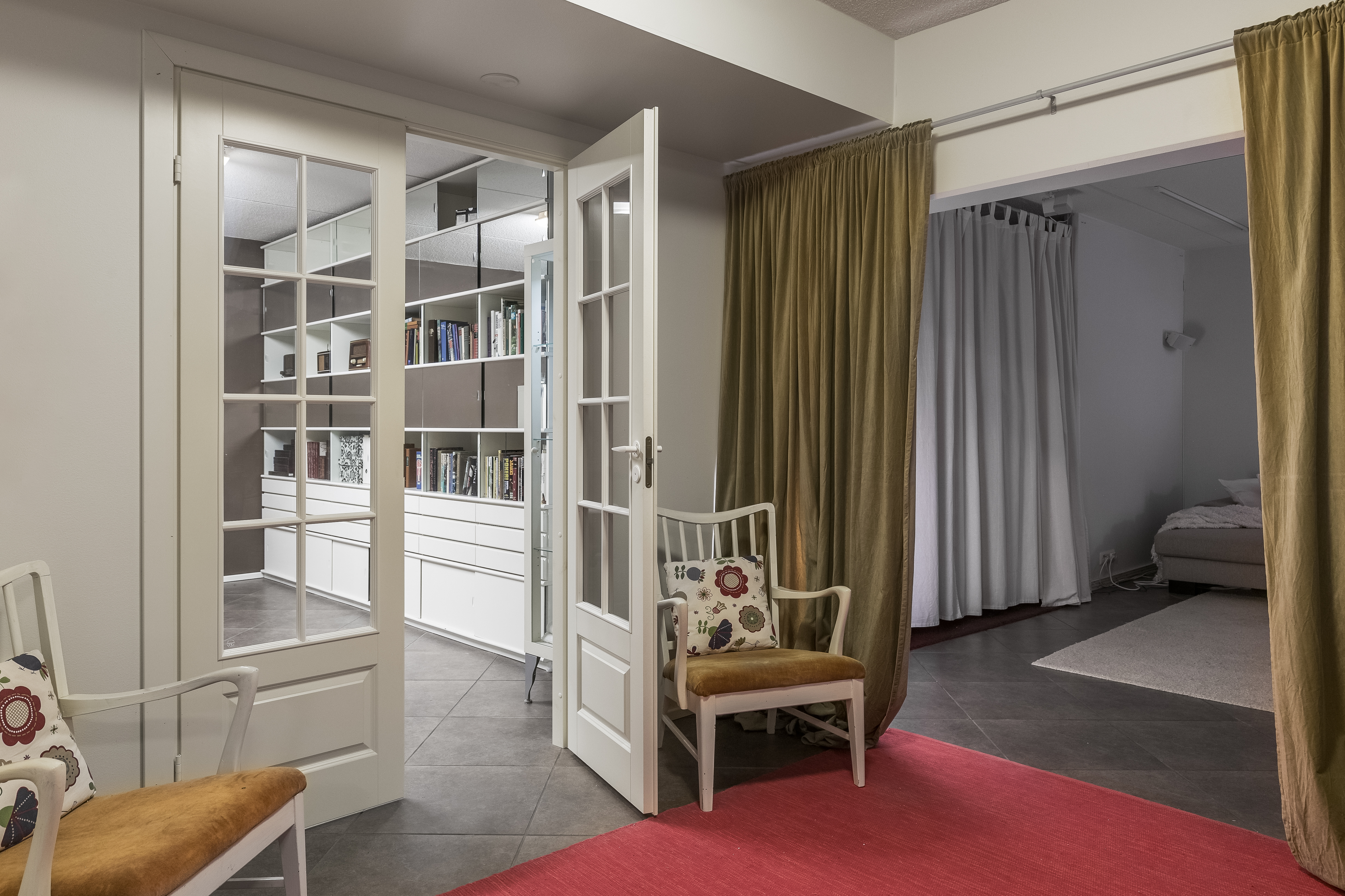 Näkymä kellarin aulasta harraste- ja takkahuoneen suuntaan