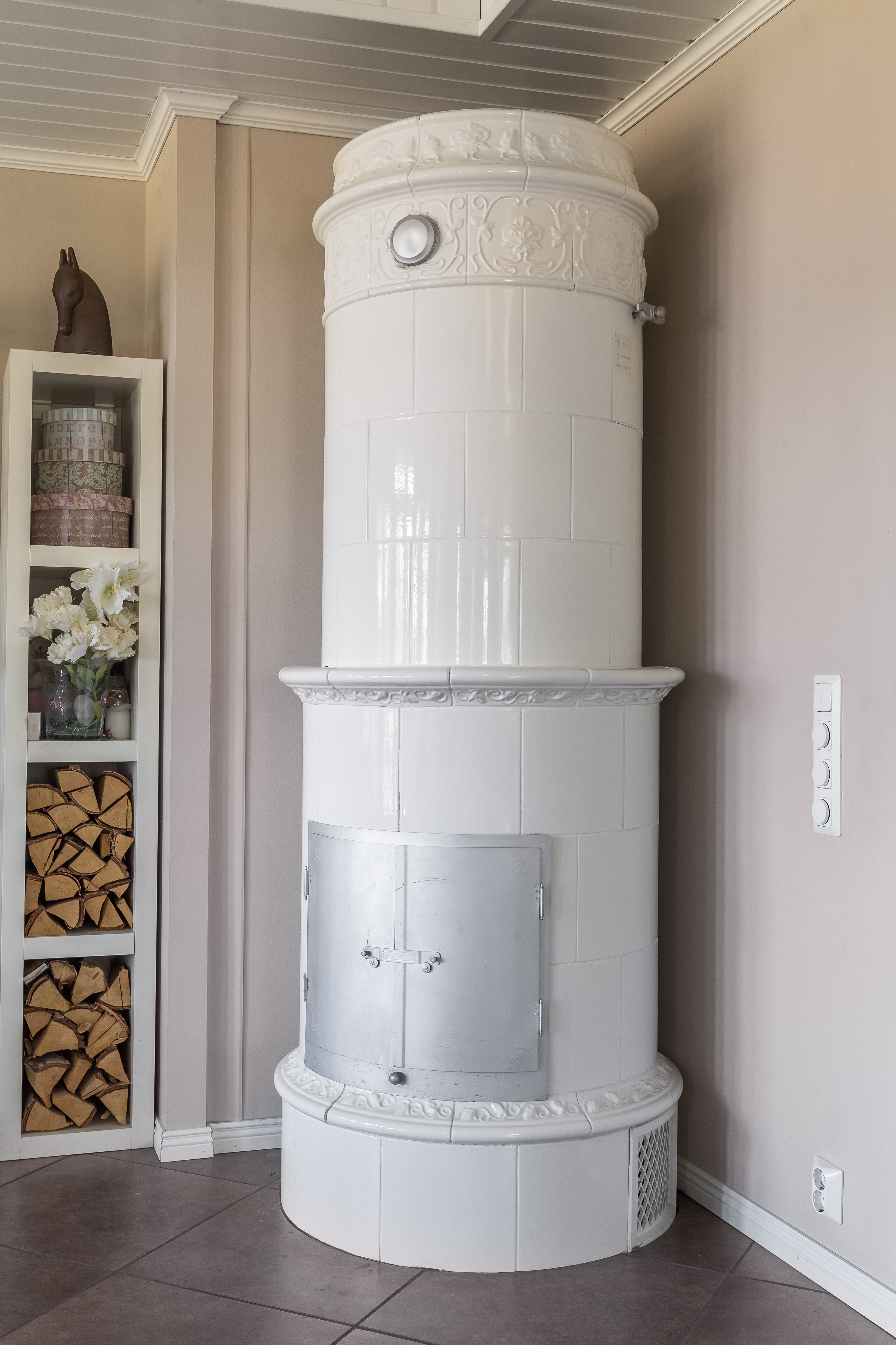 Olohuoneen varaava takka