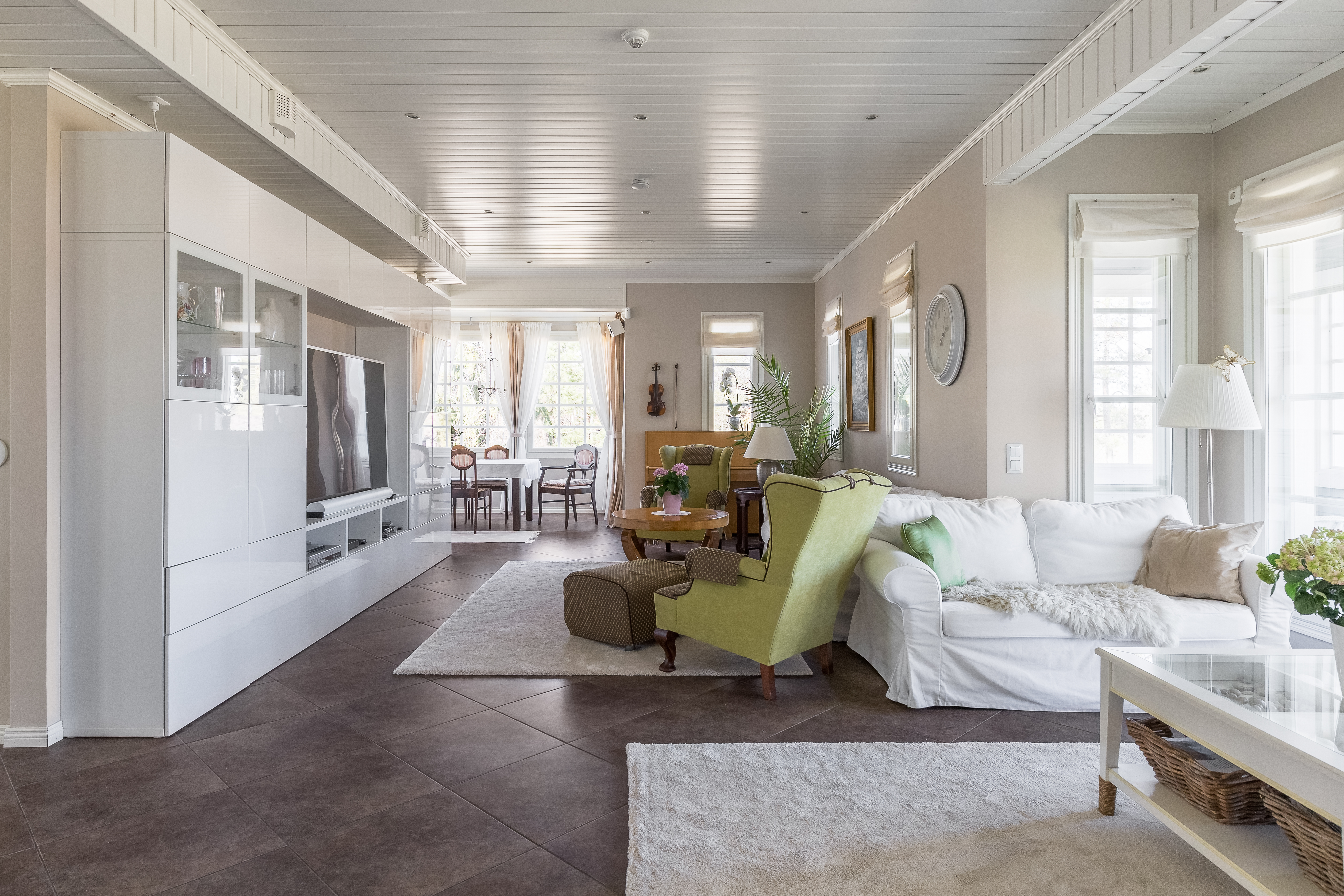 Olohuone, näkymä kirjaston suunnasta