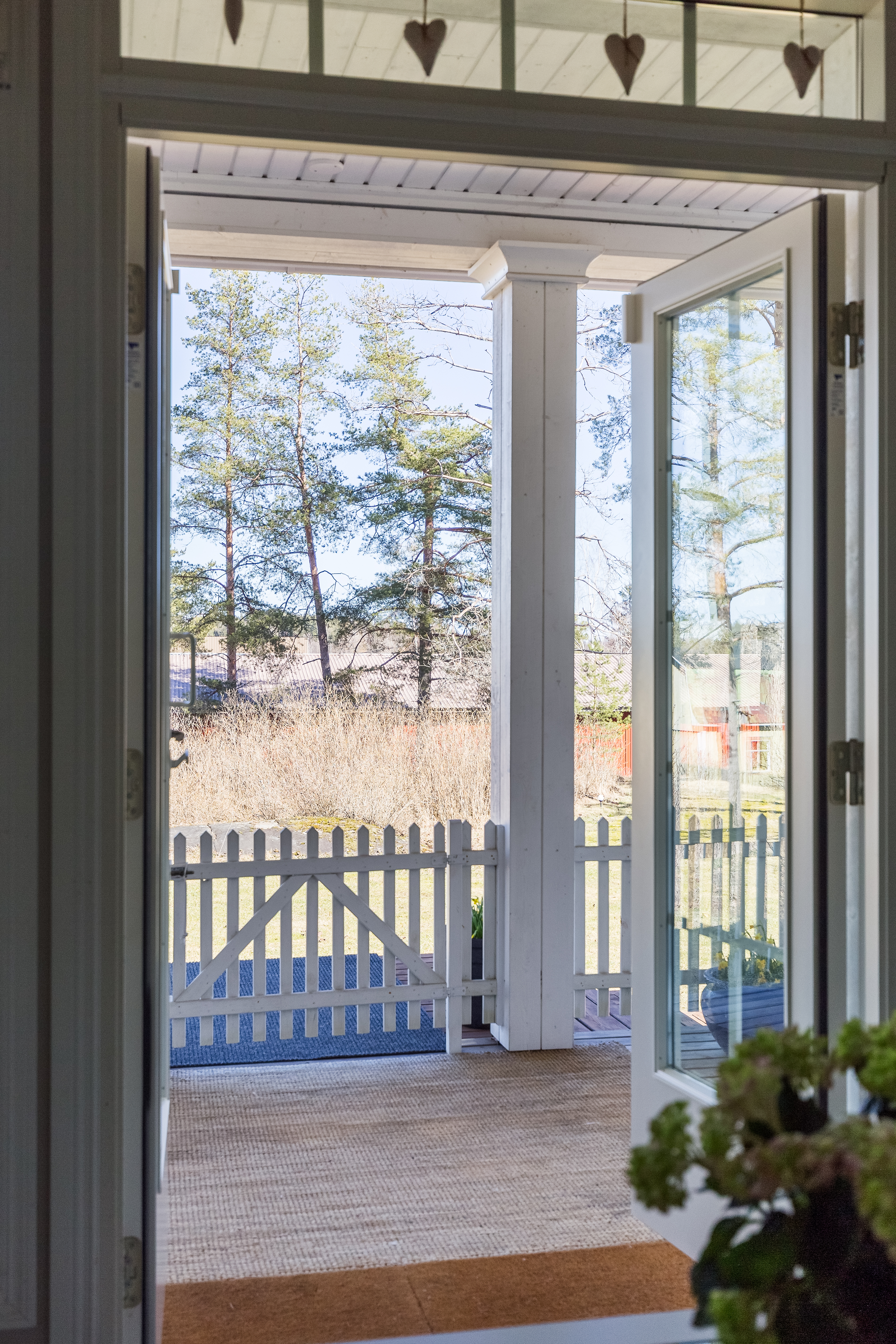 Käynti olohuoneesta terassille