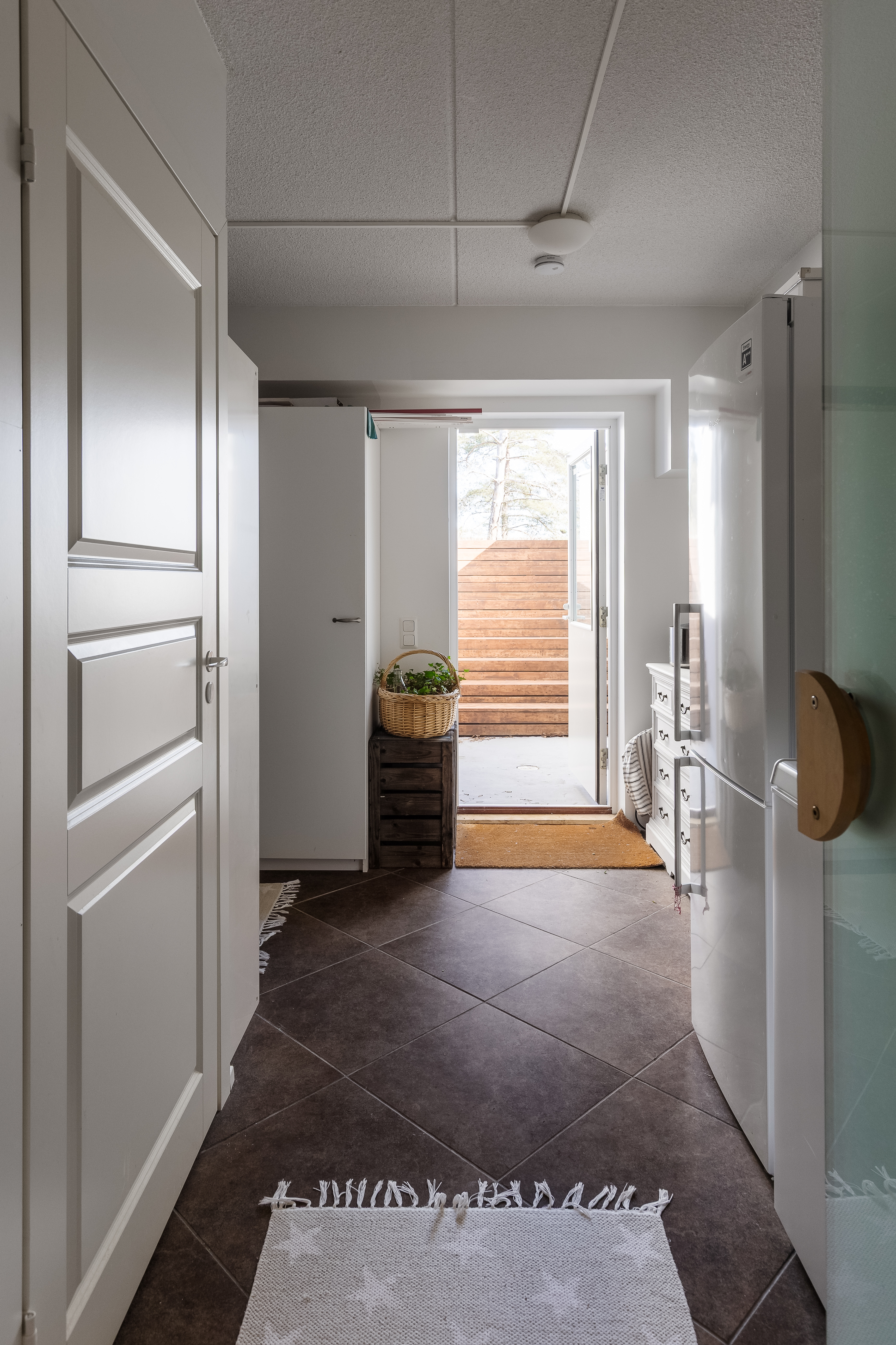 Näkymä kylpyhuoneesta kellarin ulko-ovelle