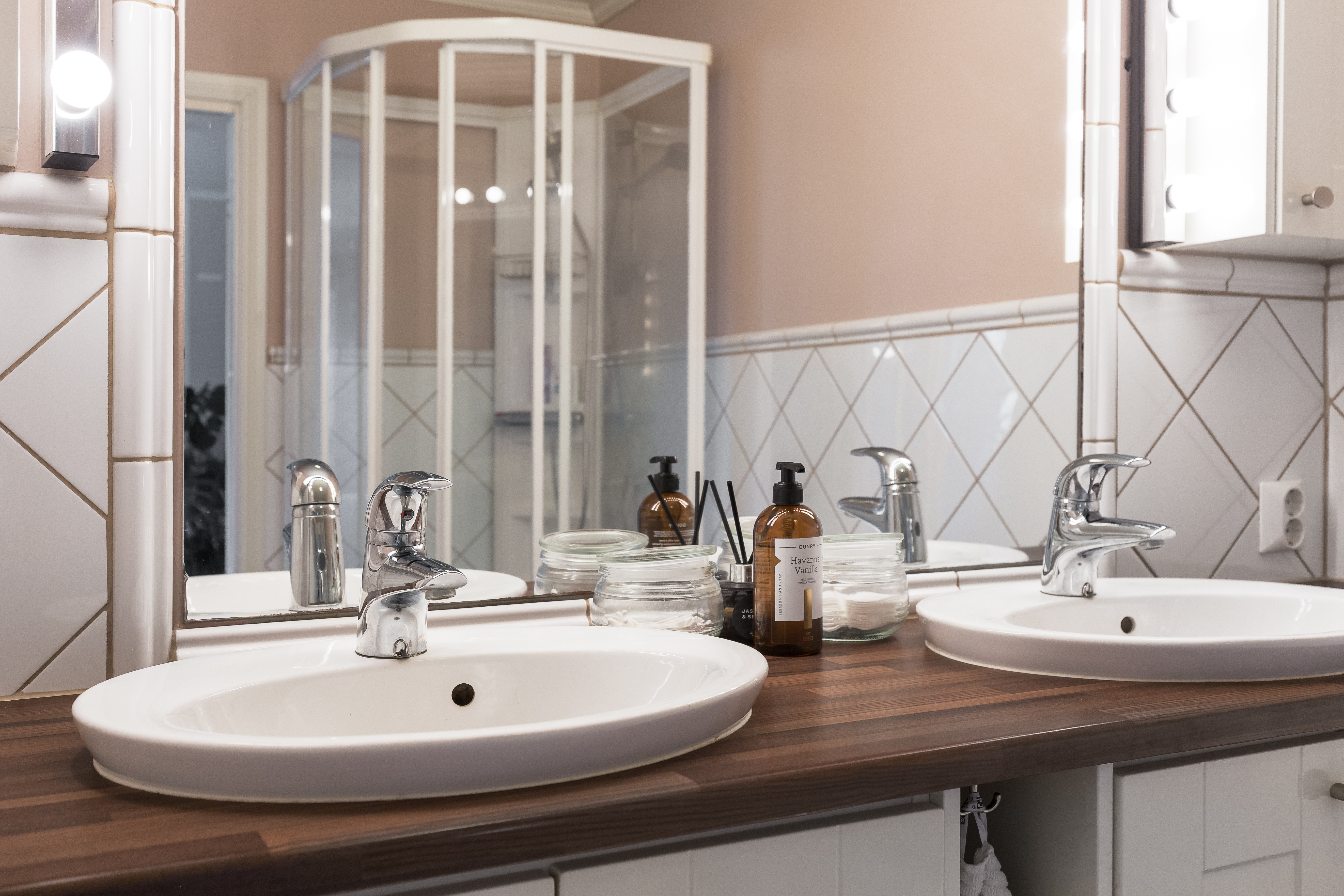 Kylpyhuone, yläkerta