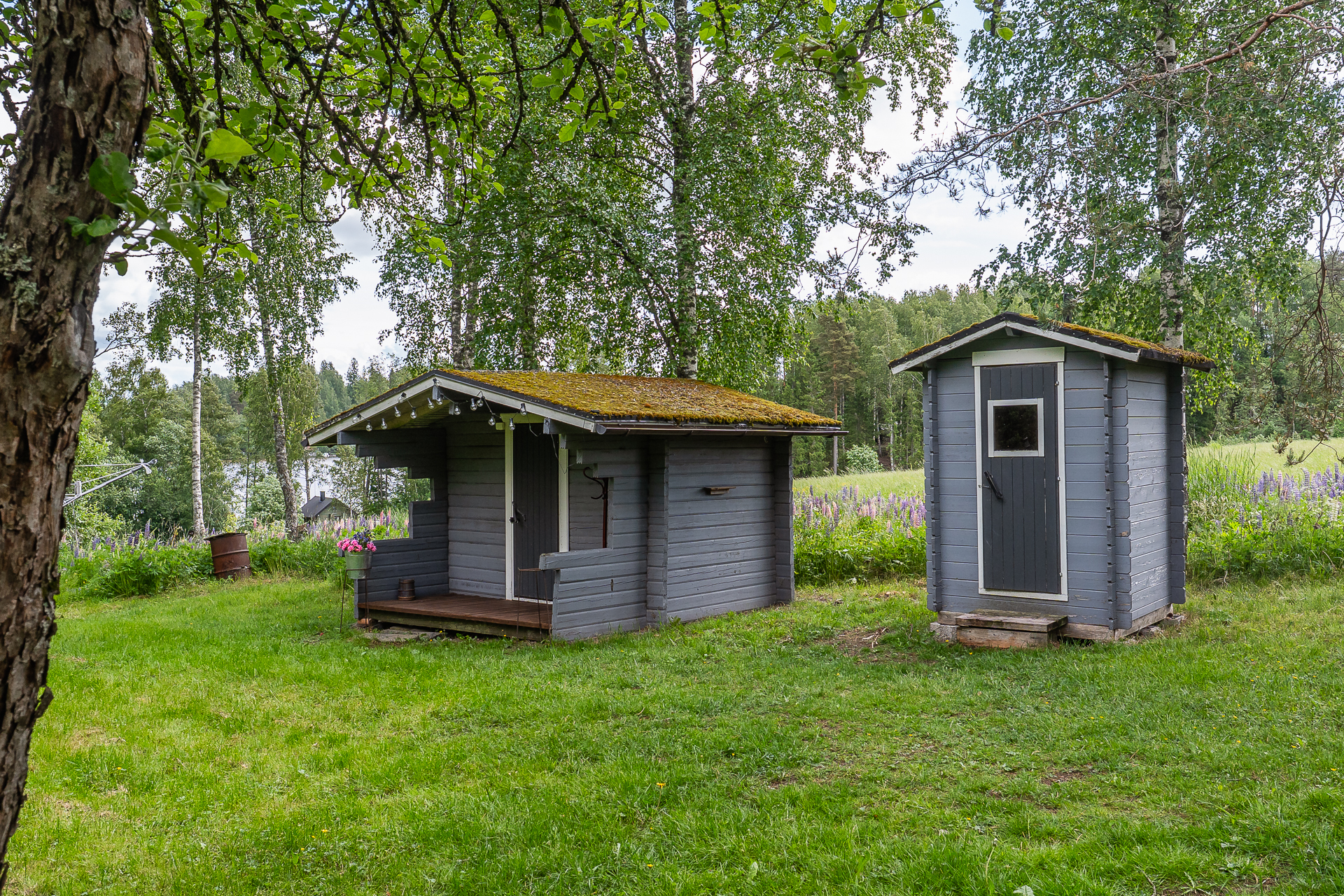 Pihapiirissä nukkuma-aitta ja kuivakäymälä