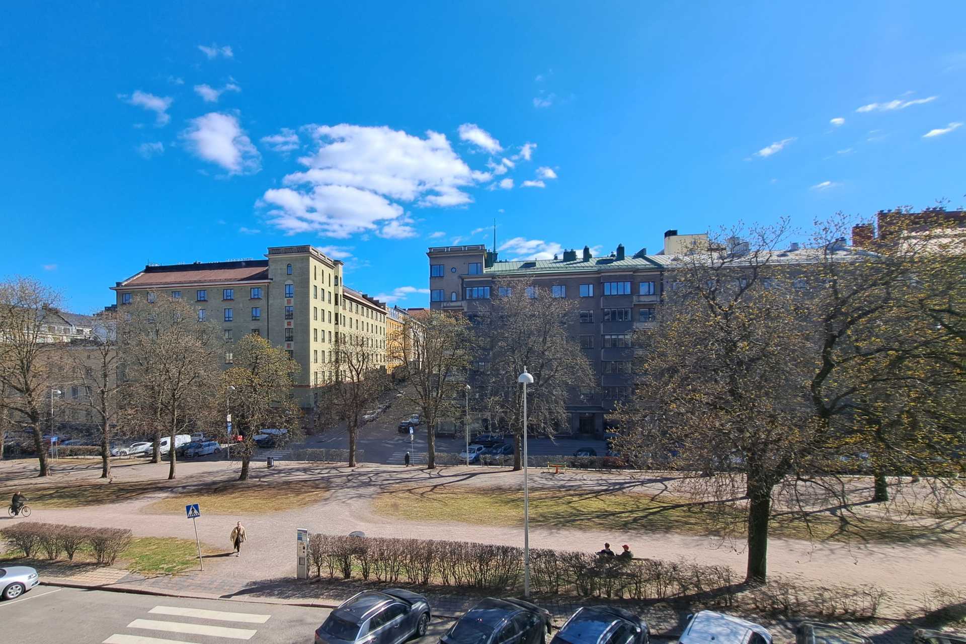 näkymää olohuoneesta Hesperianpuistoon