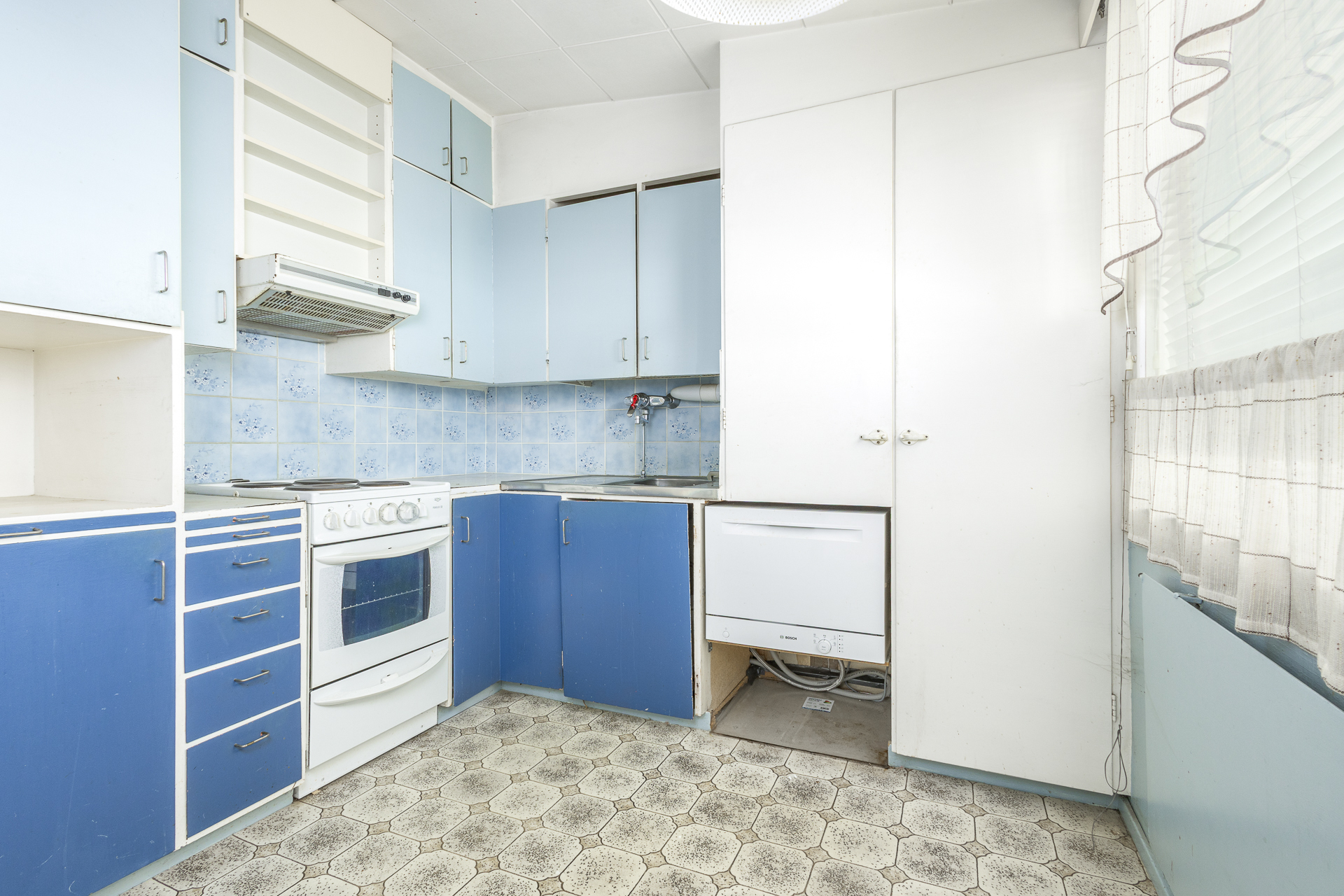 lisärakennuksen keittiö