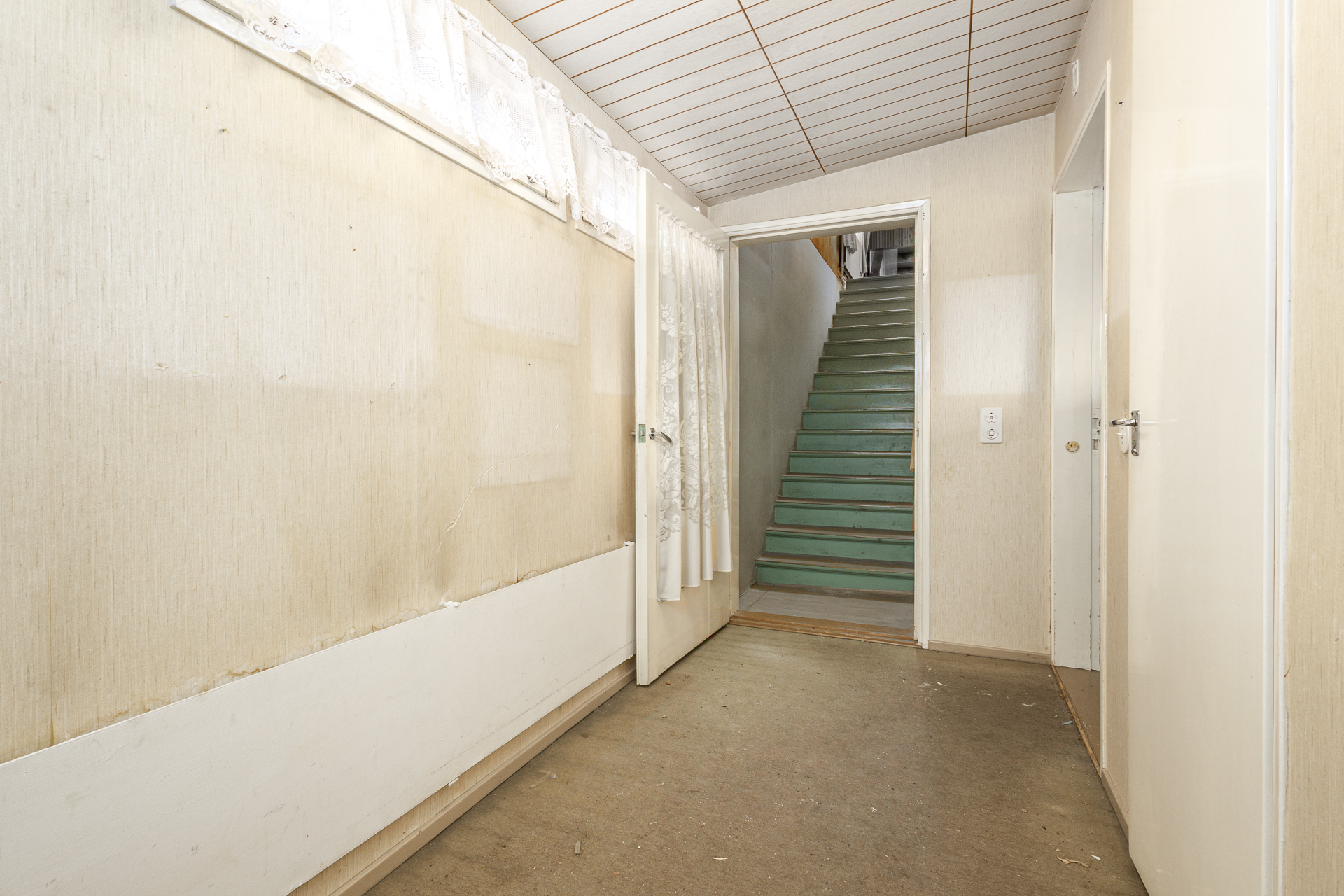 lisärakennuksen eteinen