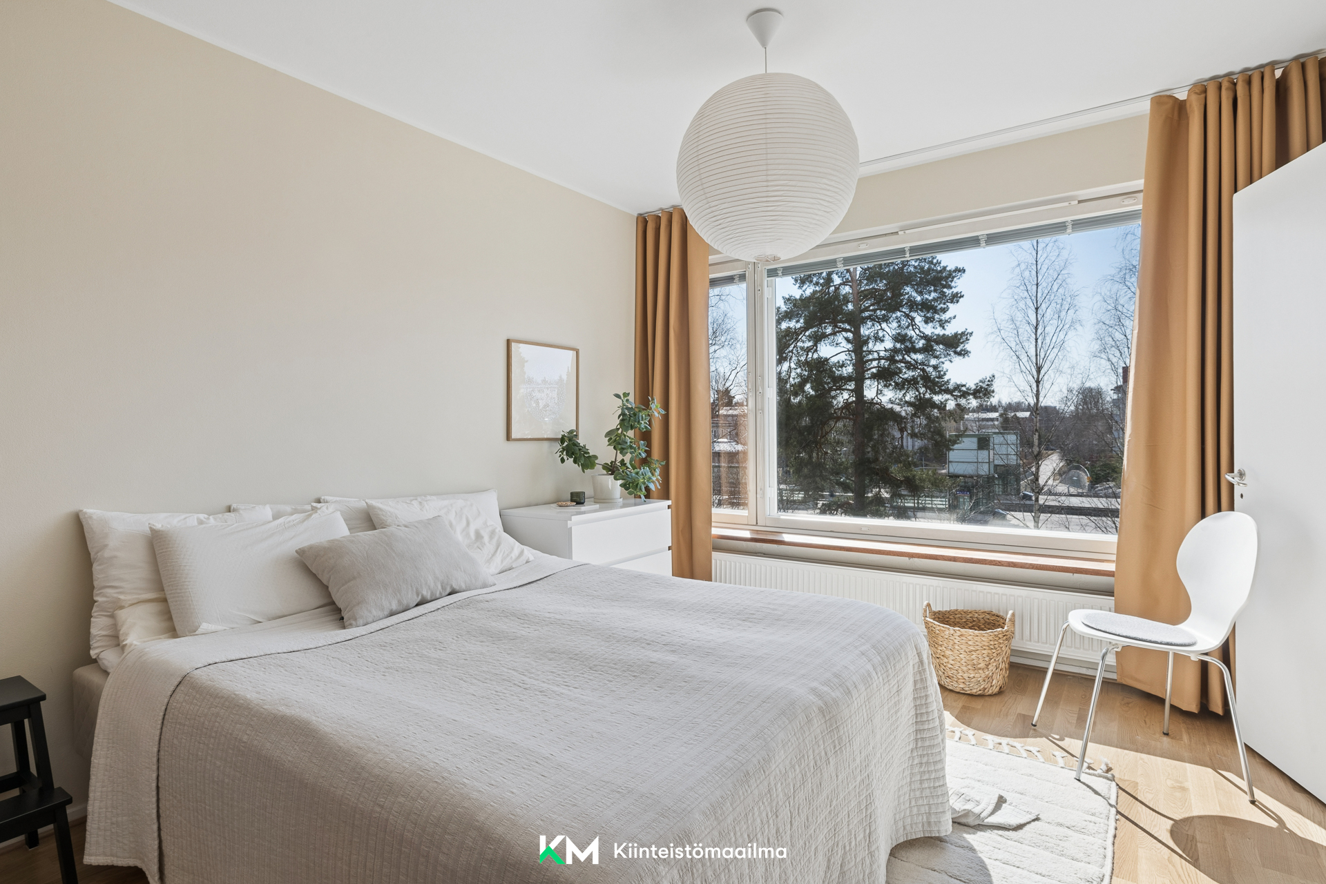 Makuuhuoneessa isot ikkunat