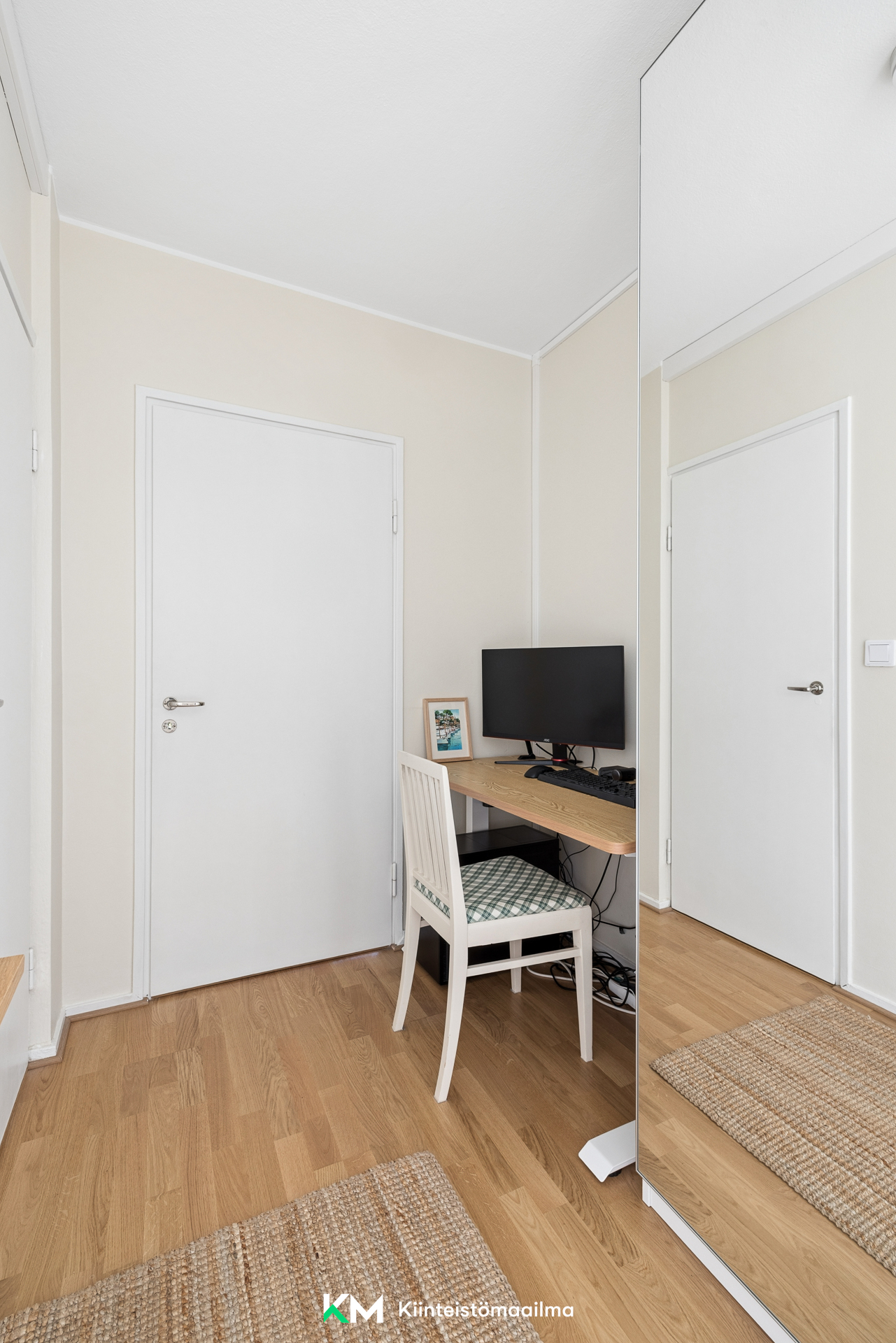 Eteisessä tilaa työpisteelle