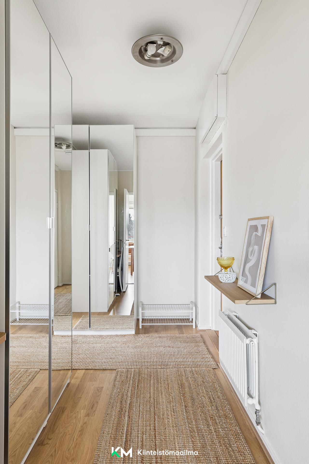 Eteisessä hyvin säilytystilaa, kaksi liukuovikaapistoa