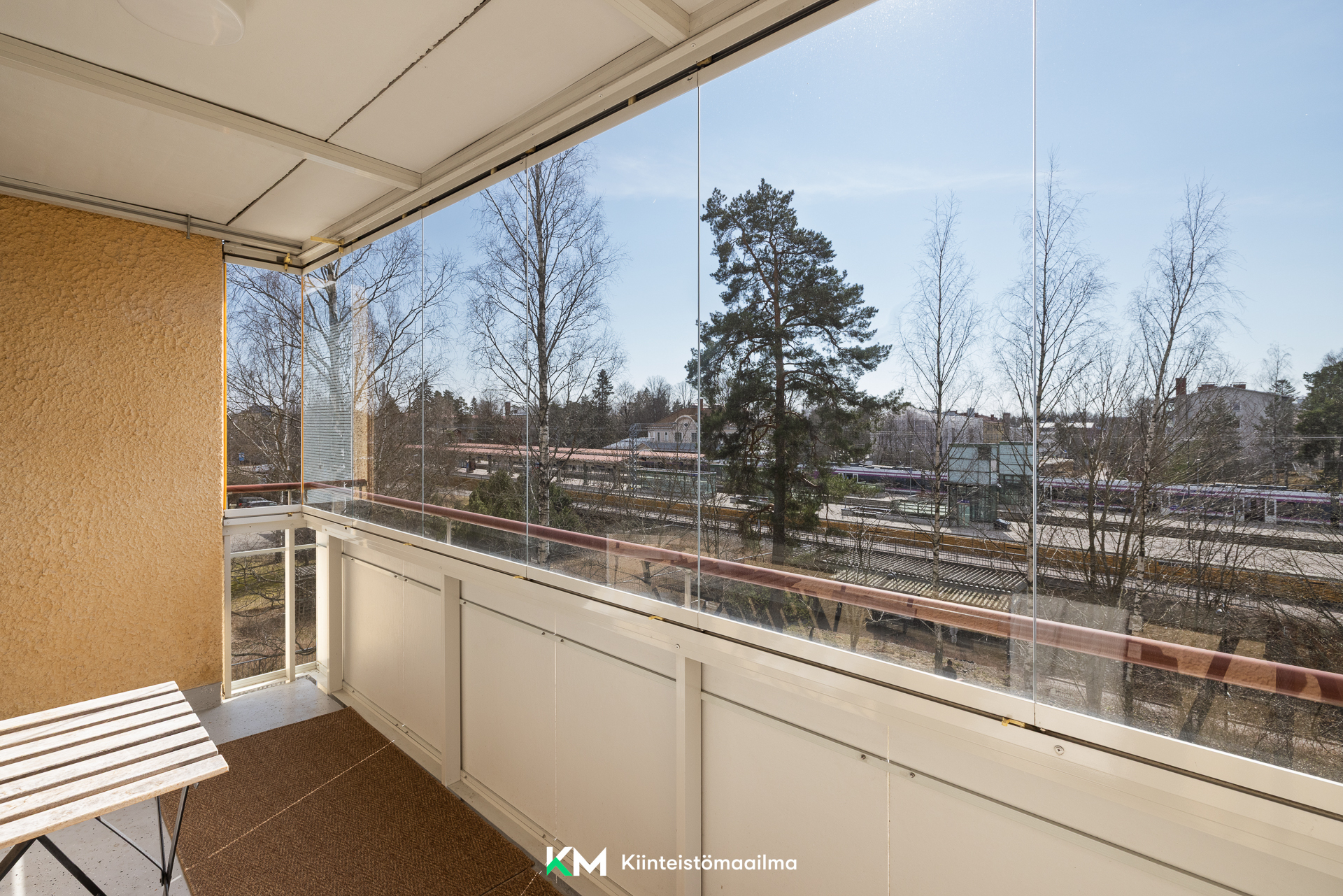 Lasitetulta parvekkeelta avarat näkymät