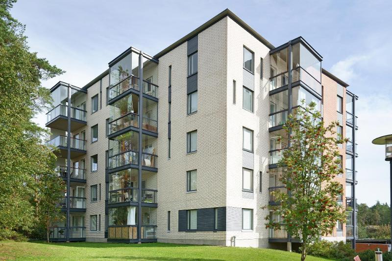 Tämä asunto on vasemmalla olevassa parvekerivissä,