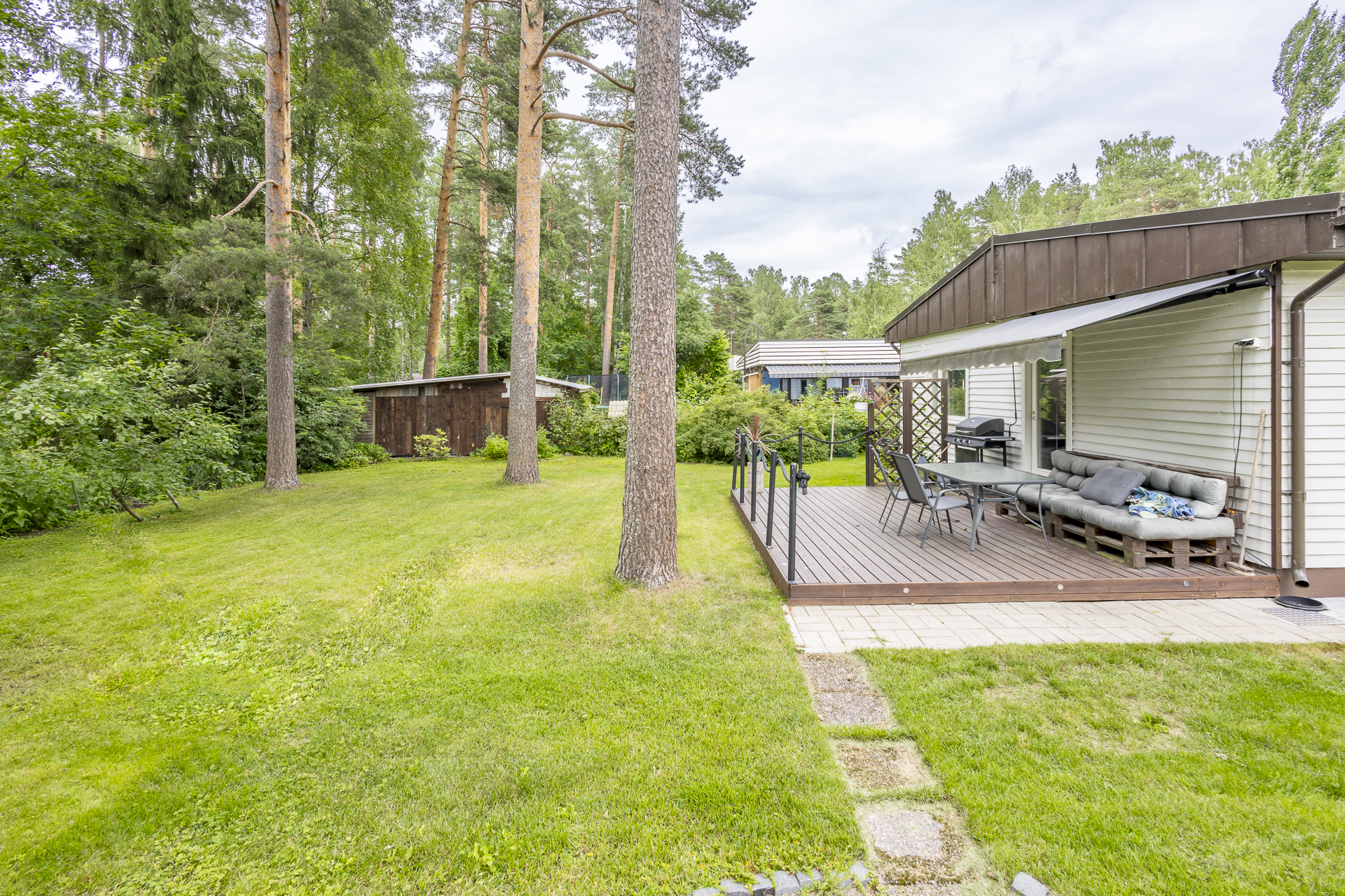 Rauhallinen takapiha, tontti rajautuu yhdeltä sivulta puistoalueeseen