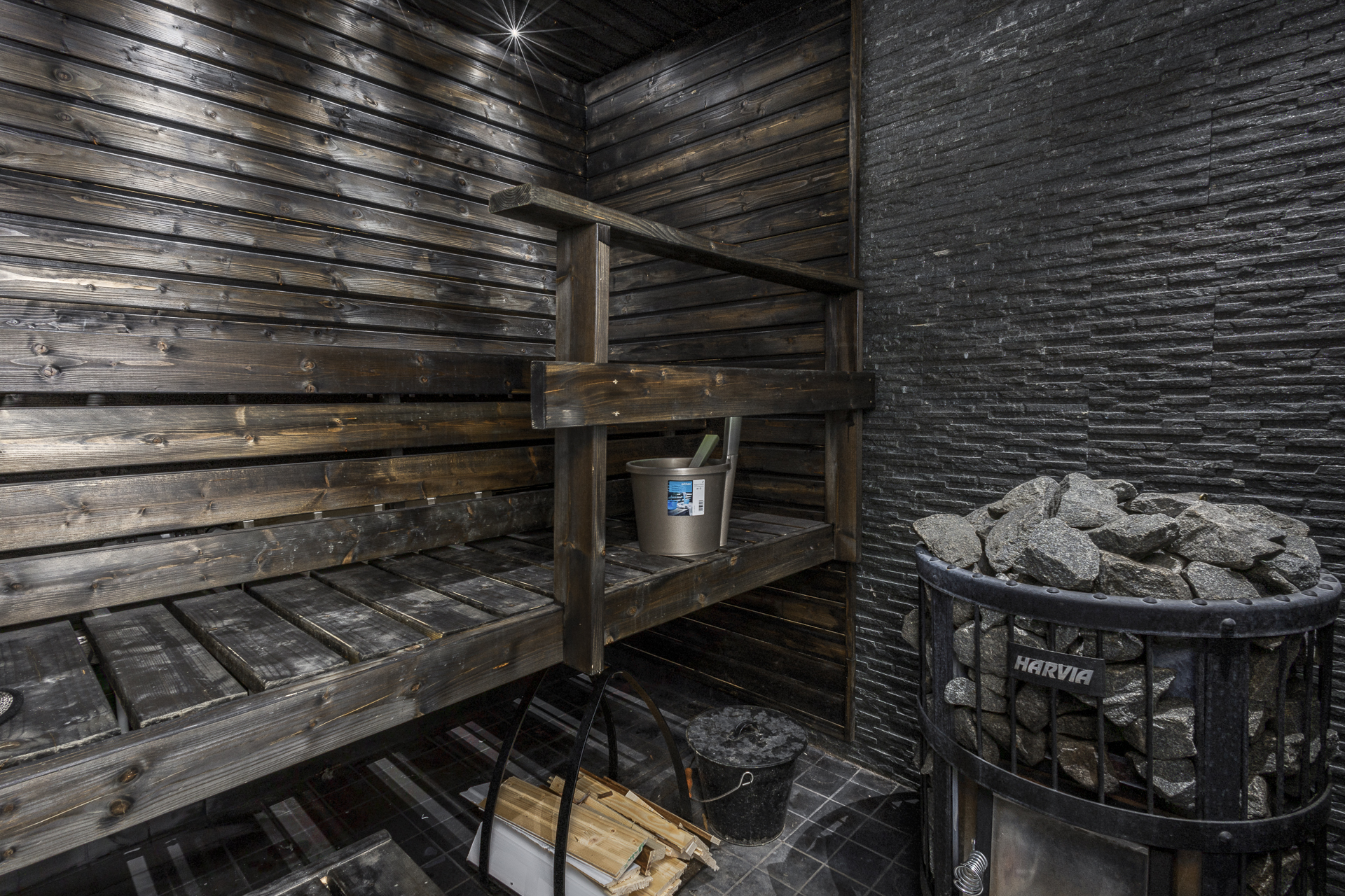 Puulämmitteinen sauna