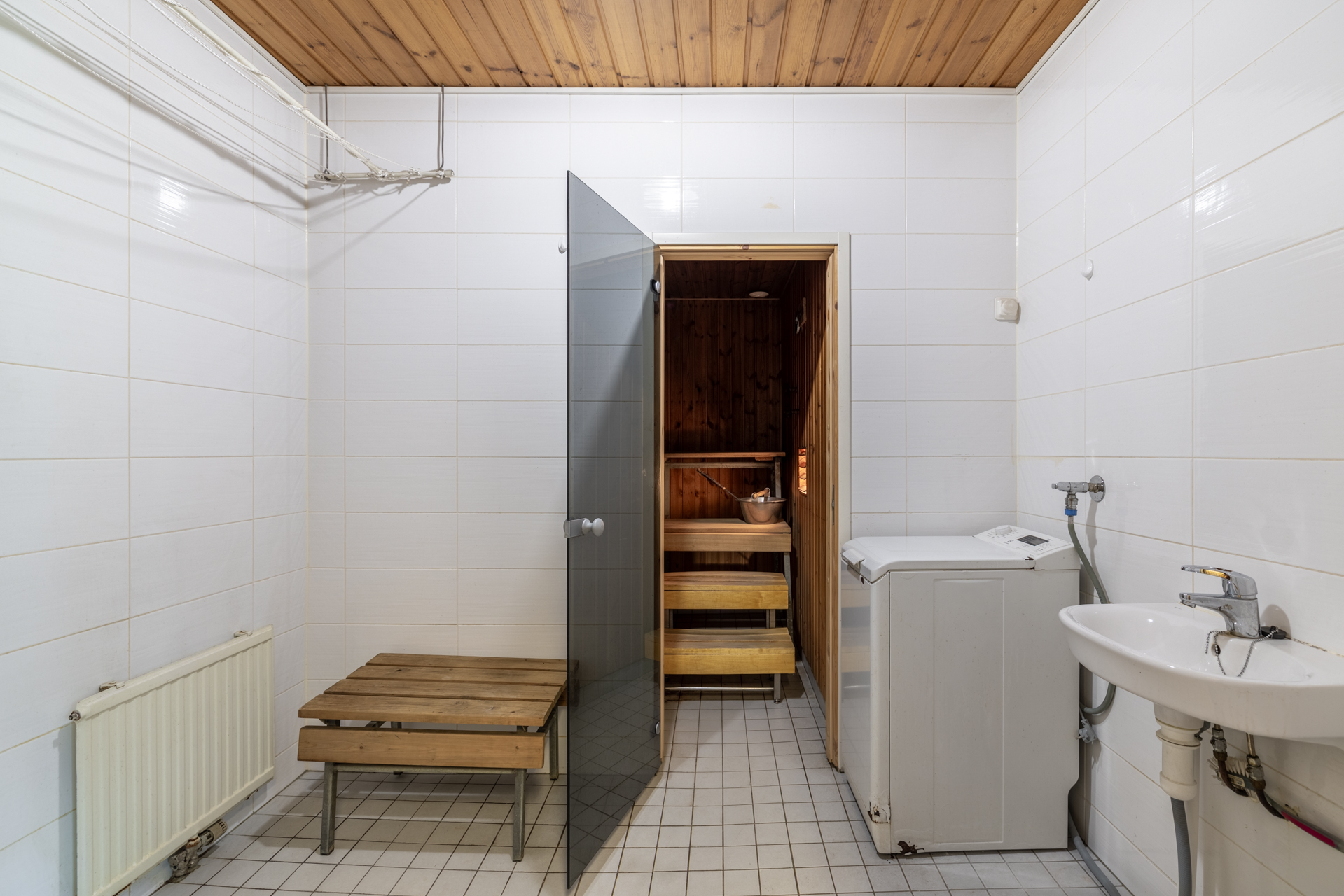 Kylpyhuone takkahuoneen vieressä