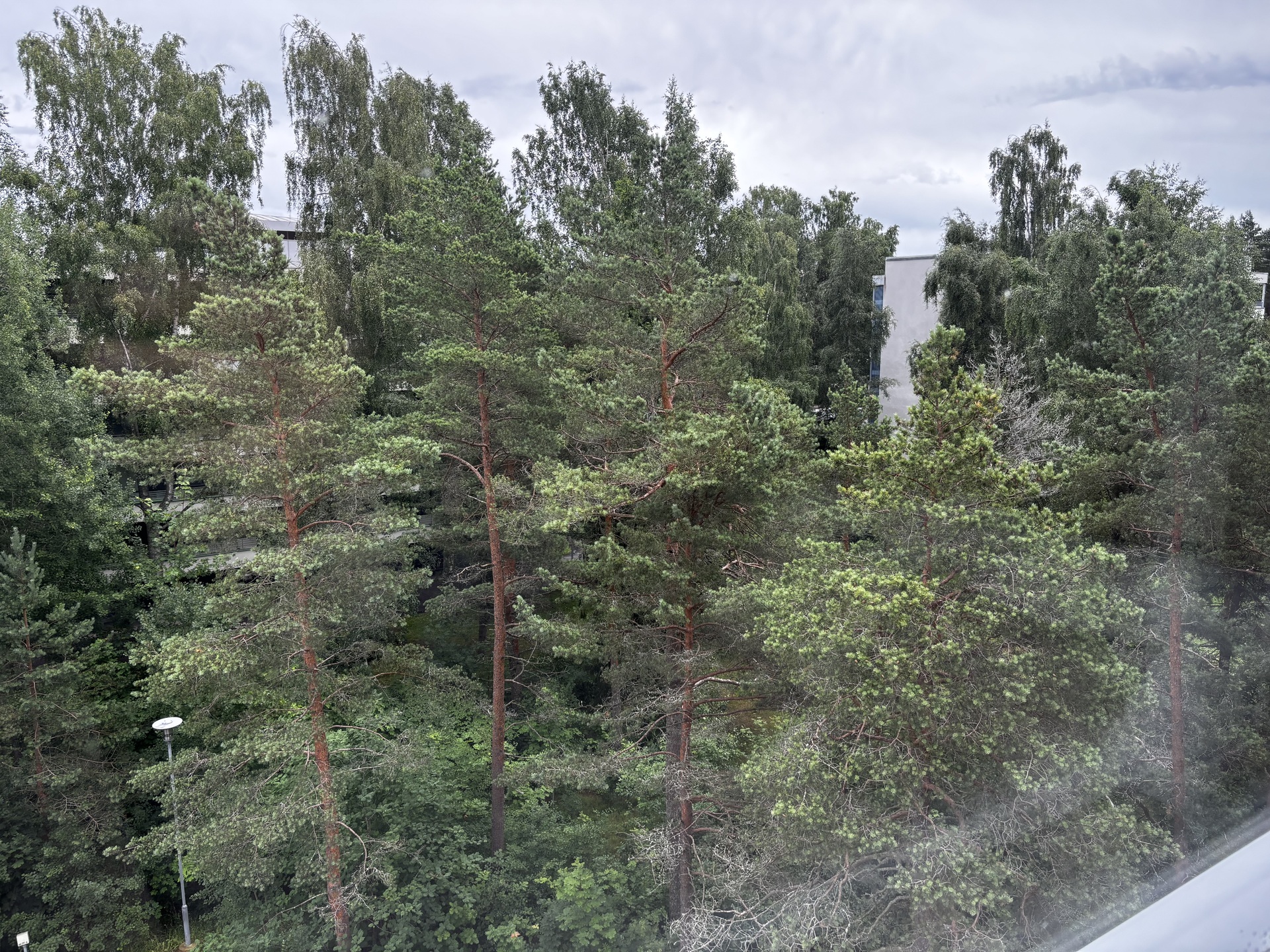 Näkymät keittiöstä ja makuuhuoneesta