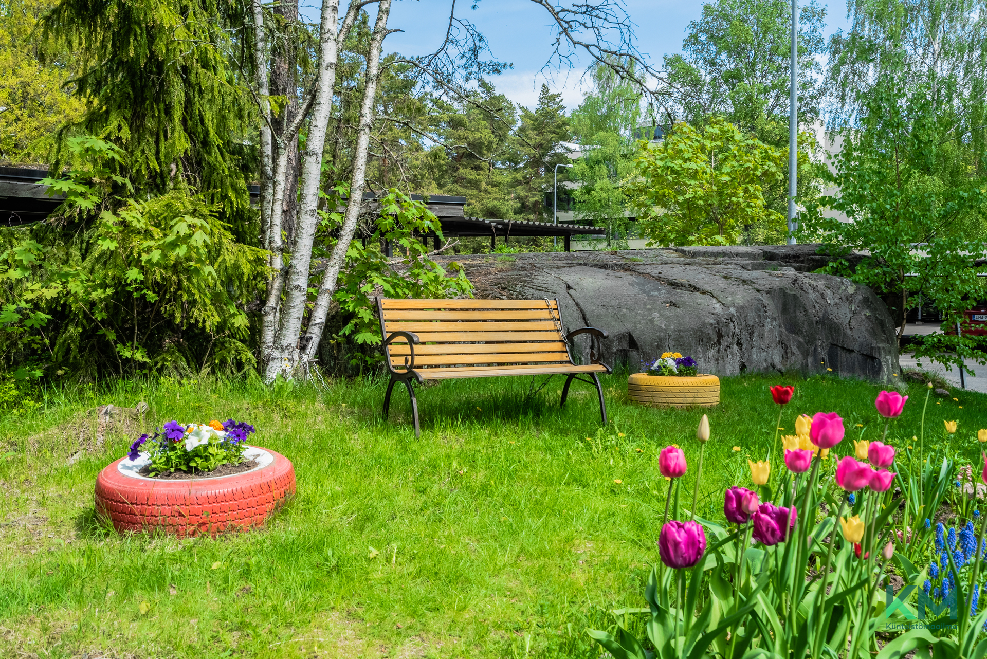 taloyhtiön viihtyisää pihaa
