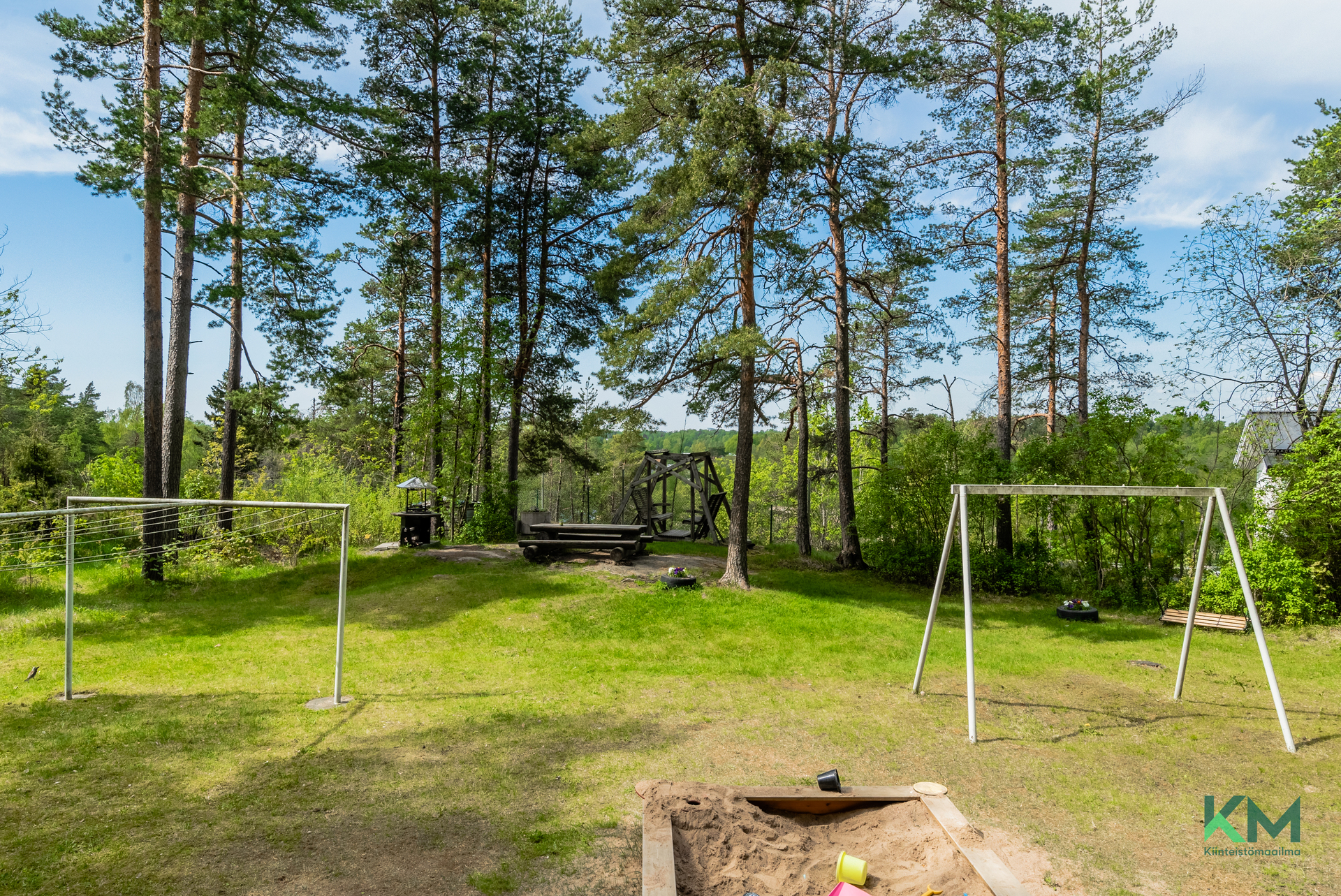 taloyhtiön viihtyisää pihaa