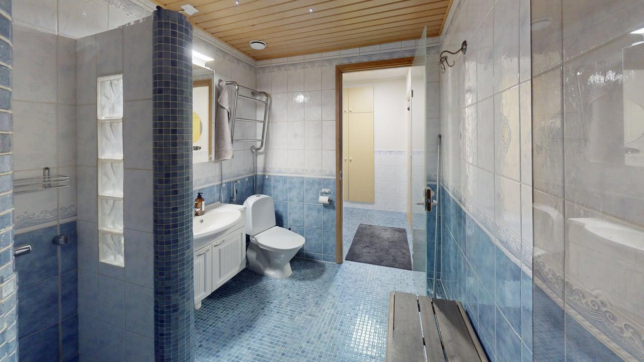 Pesuhuoneessa wc-istuin