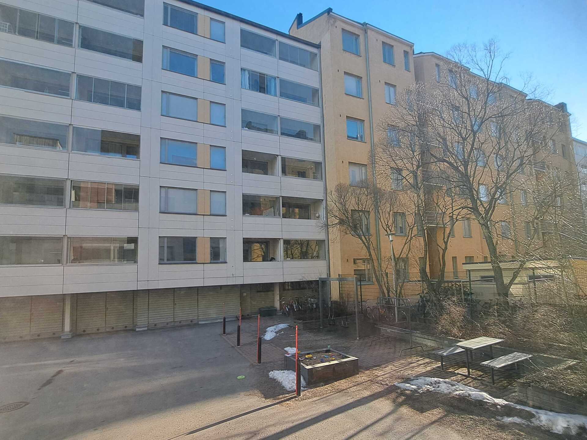 sisäpiha näkymiä parvekkelta