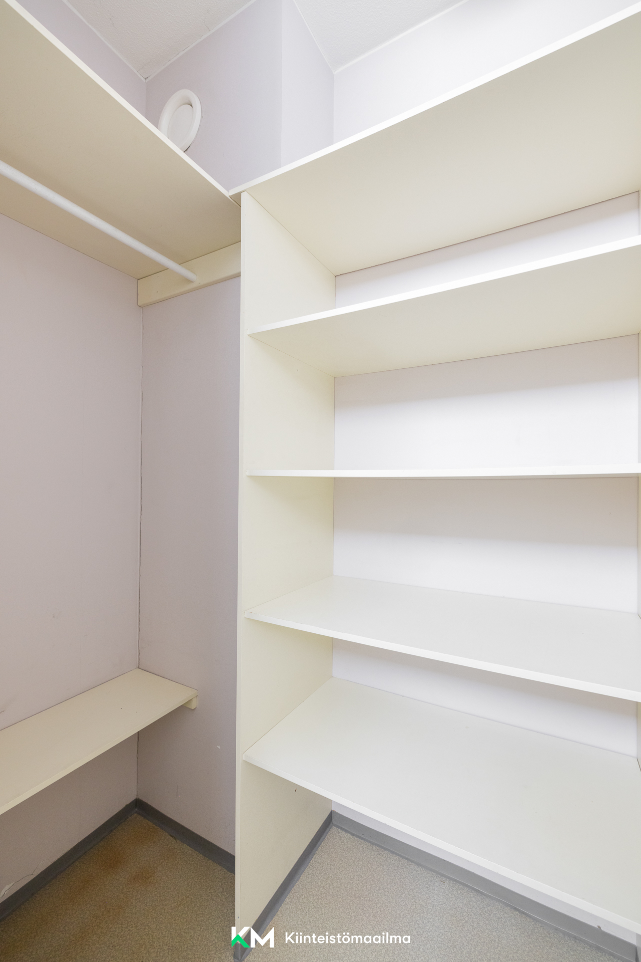 Vaatehuone eteisen yhteydessä