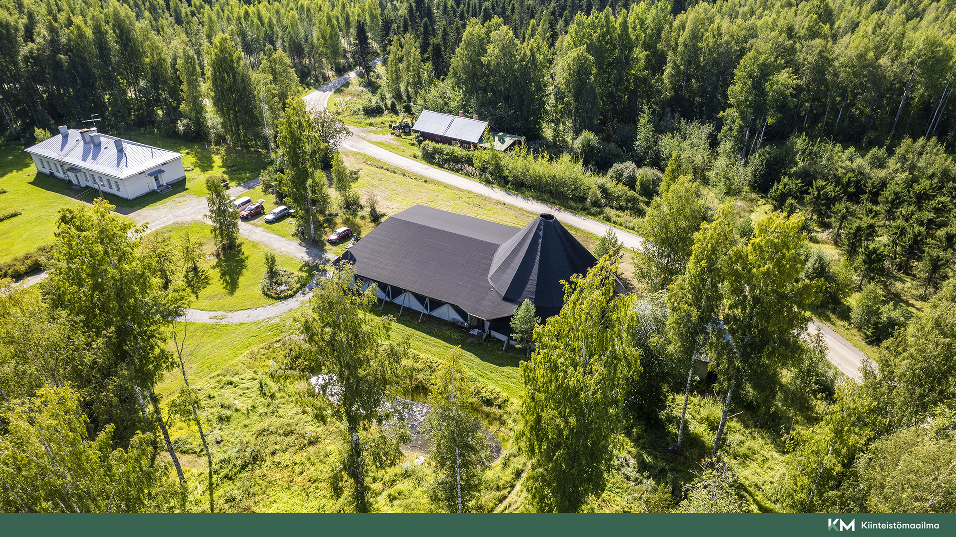 Majoitusrakennus ja halli