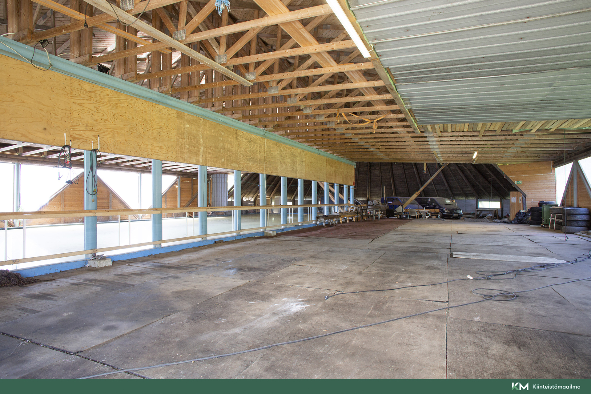 Halli jossa täyspitkä uima-allas